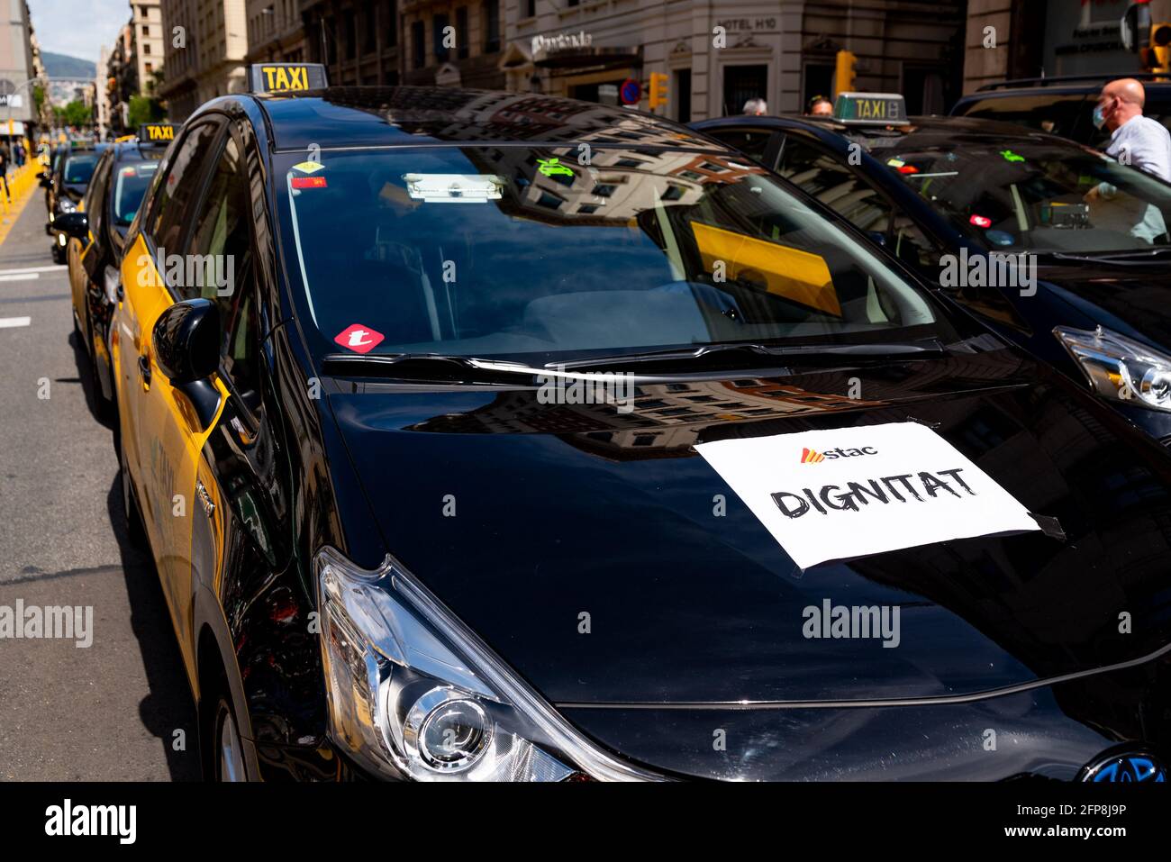 Katalanische Taxis blockieren die Straßen der Innenstadt während eines Streiks aus Protest gegen die Mitfahrdienste in Barcelona, Spanien, am 20 2021. Mai. Taxifahrer hielten einen Streik ab, in dem sie eine öffentlich finanzierte digitale App für Taxis, mehr Kontrolle über VTC-Fahrzeuge von Diensten wie Uber und Cabify sowie Treffen mit katalanischen Regierungsbeamten forderten. Am 20 2021. Mai in Barcelona, Spanien. Taxifahrer führten einen Streik durch und forderten eine öffentlich finanzierte digitale App für Taxis, mehr Kontrolle über VTC-Fahrzeuge von Diensten wie Uber und Cabify sowie Treffen mit katalanischen Regierungsbeamten. (Foto von Davide Bonaldo/Sipa USA) Stockfoto