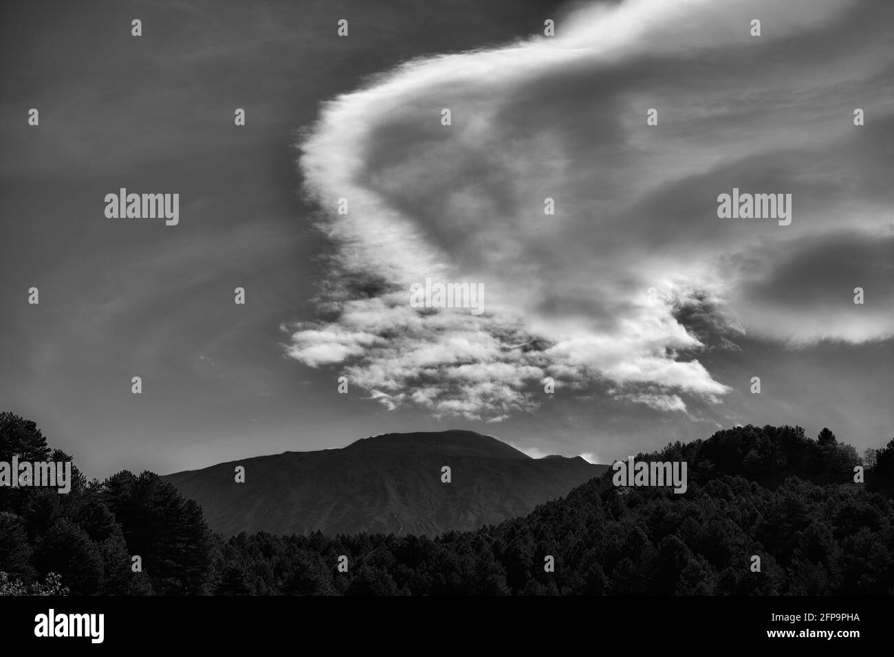 Schwarz-weiße Landschaft aus weißen Wolken auf dem Vulkan Ätna auf Sizilien Stockfoto