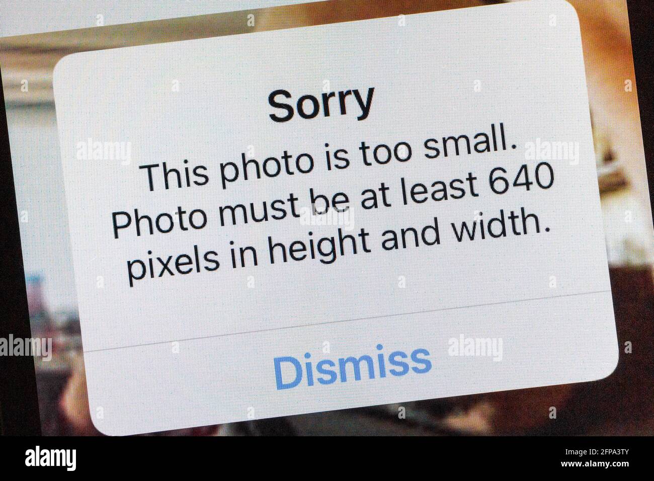„Sorry, this photo is too small“-Warnung auf der Stockimo-Anwendung für iPhone, Bildschirm Stockfoto