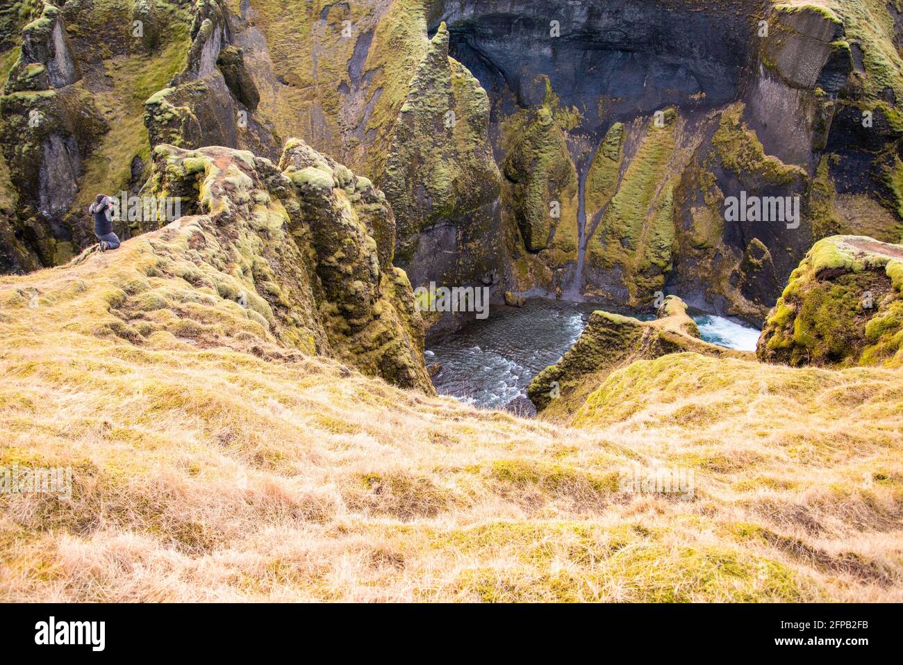 Fjaðrárgljúfur, Island moosiger grüner Canyon mit atemberaubender Aussicht auf grasbewachsene Canyonspitzen. Stockfoto