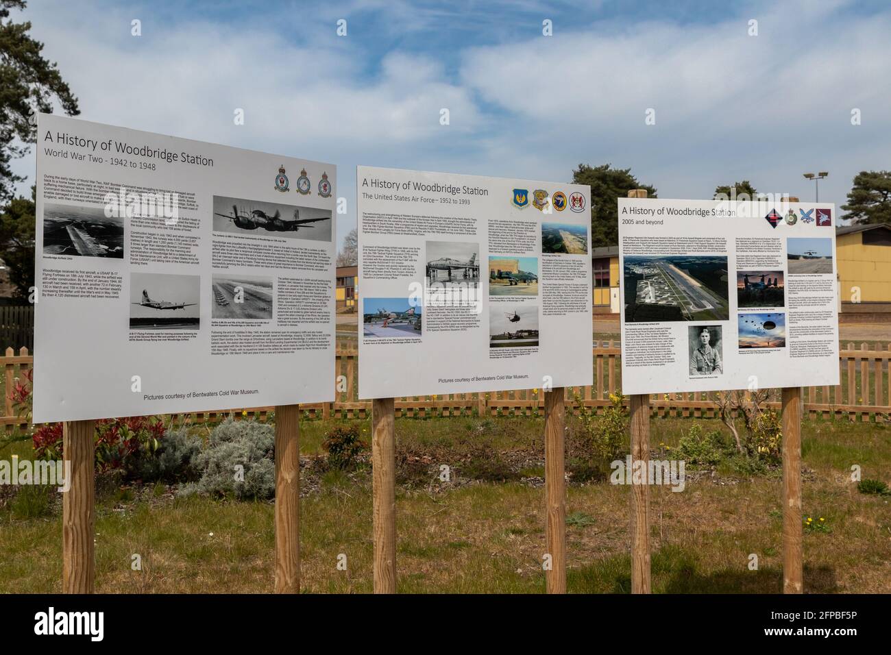 Woodbridge, Suffolk, Großbritannien April 24 2021: Informationstafeln, die die Geschichte von RAF Woodbridge im Laufe der Jahre zeigen Stockfoto