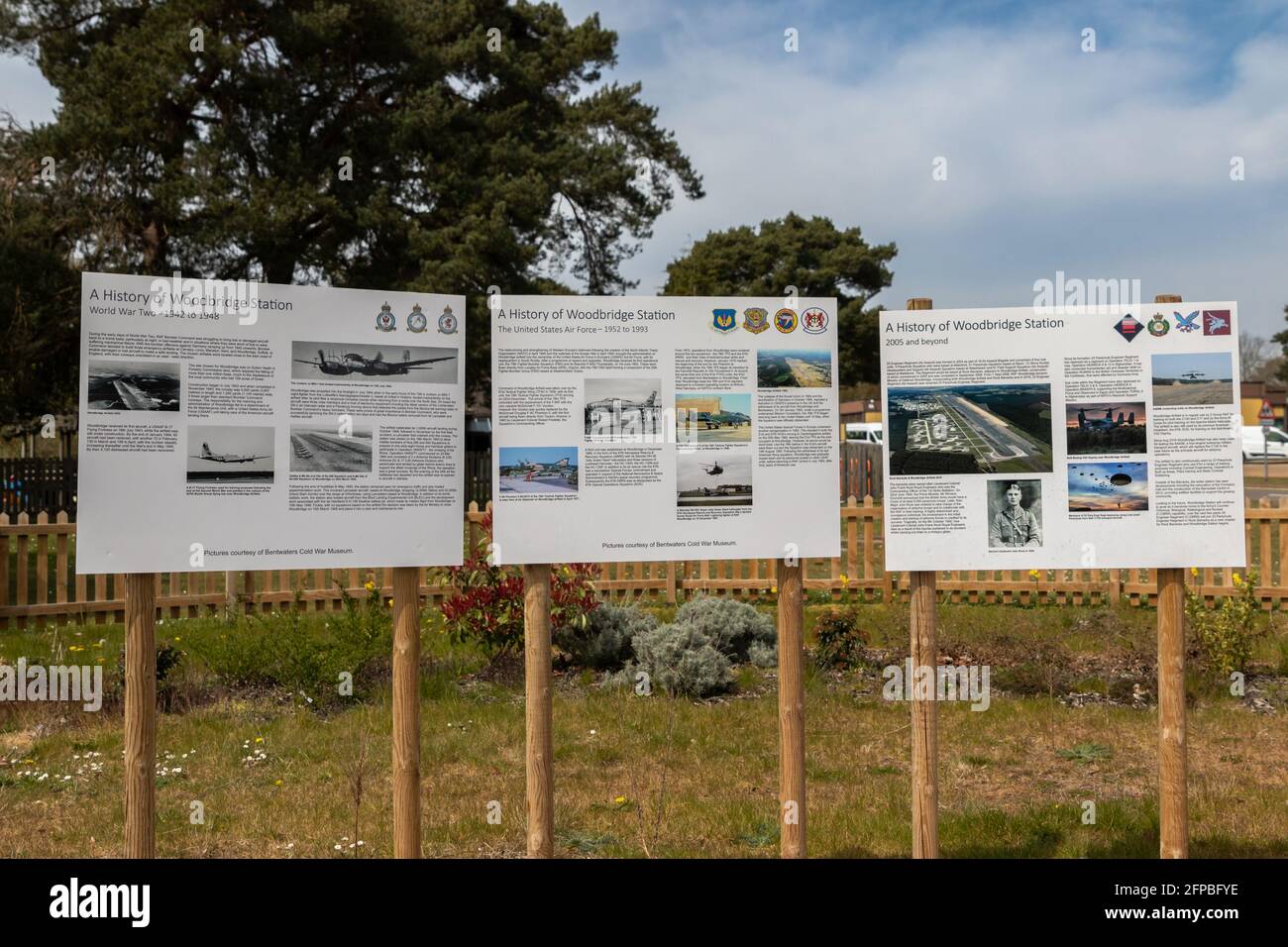 Woodbridge, Suffolk, Großbritannien April 24 2021: Informationstafeln, die die Geschichte von RAF Woodbridge im Laufe der Jahre zeigen Stockfoto