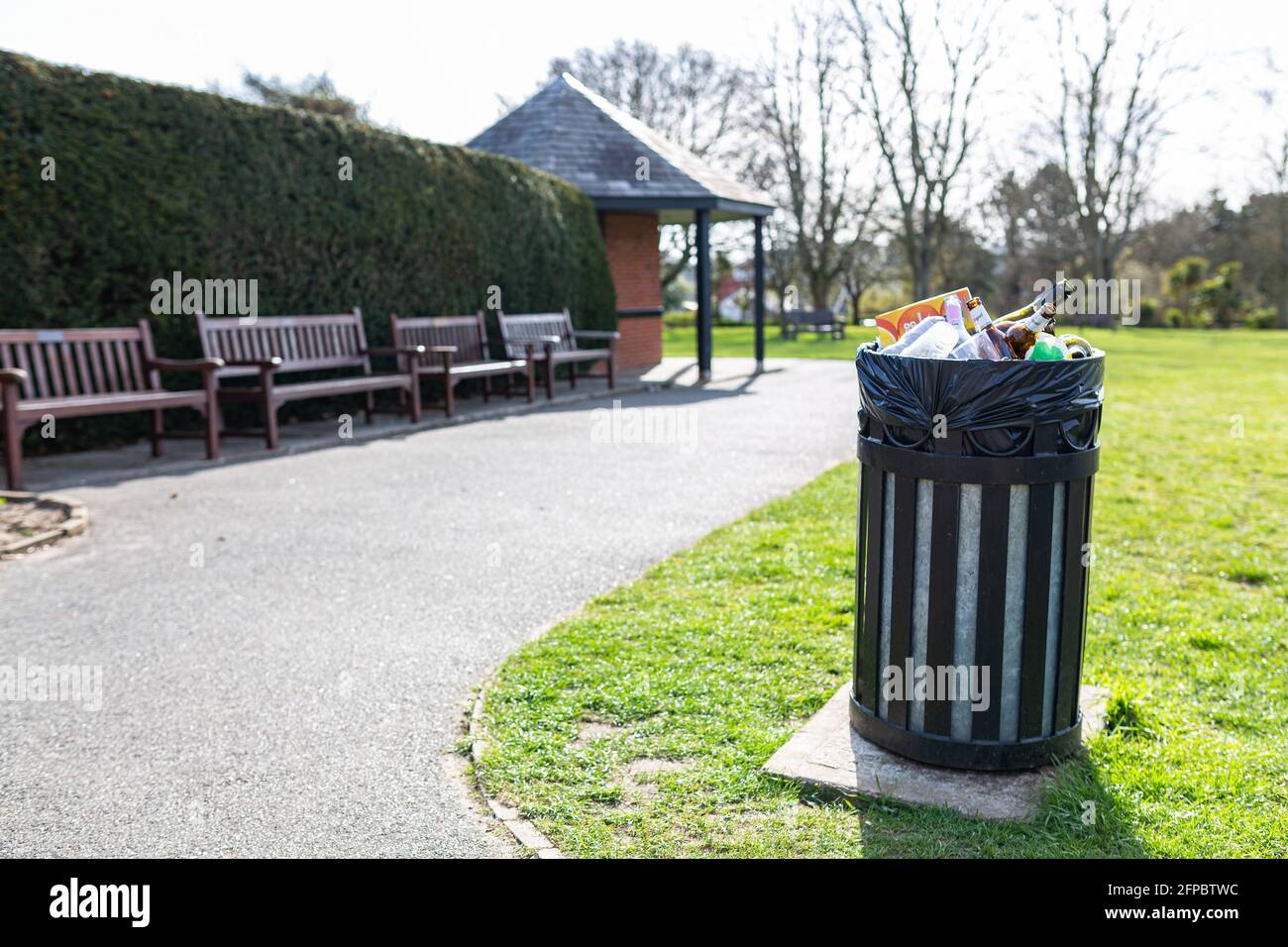 Woodbridge, Suffolk, Großbritannien April 09 2021: Voller Mülleimer in einem öffentlichen Park, der seit langem nicht mehr von den behörden geleert wurde Stockfoto