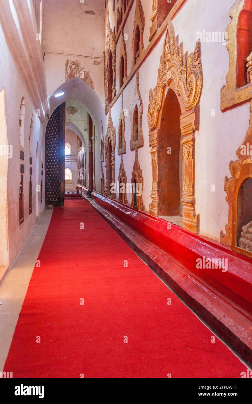 Buddha Skulptur Nischen im Ananda Tempel in Bagan, Myanmar Stockfoto