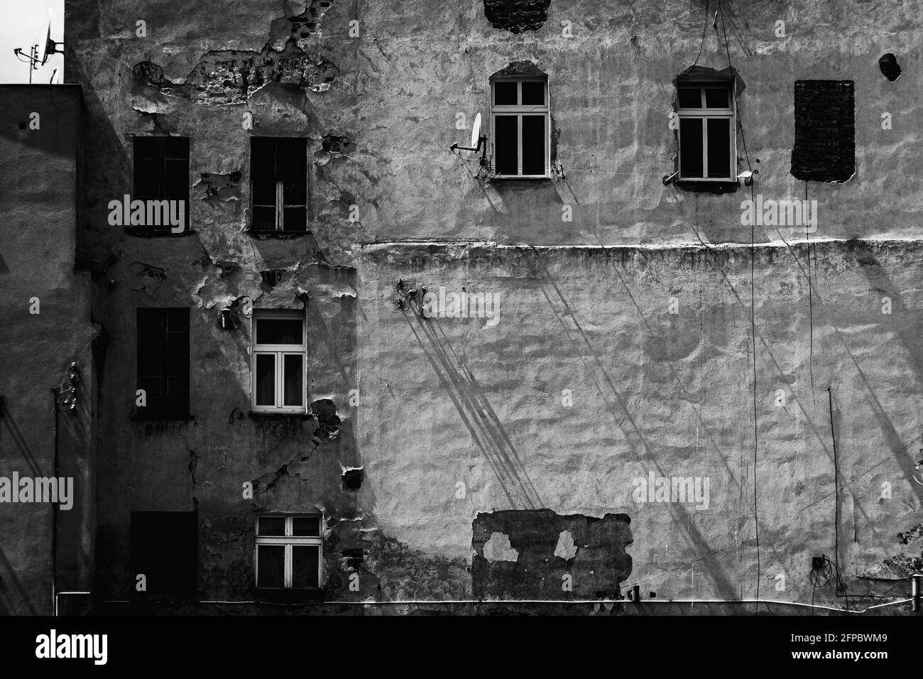 Fassade eines verfallenden Gebäudes in einer kleinen Stadt in Polen Stockfoto