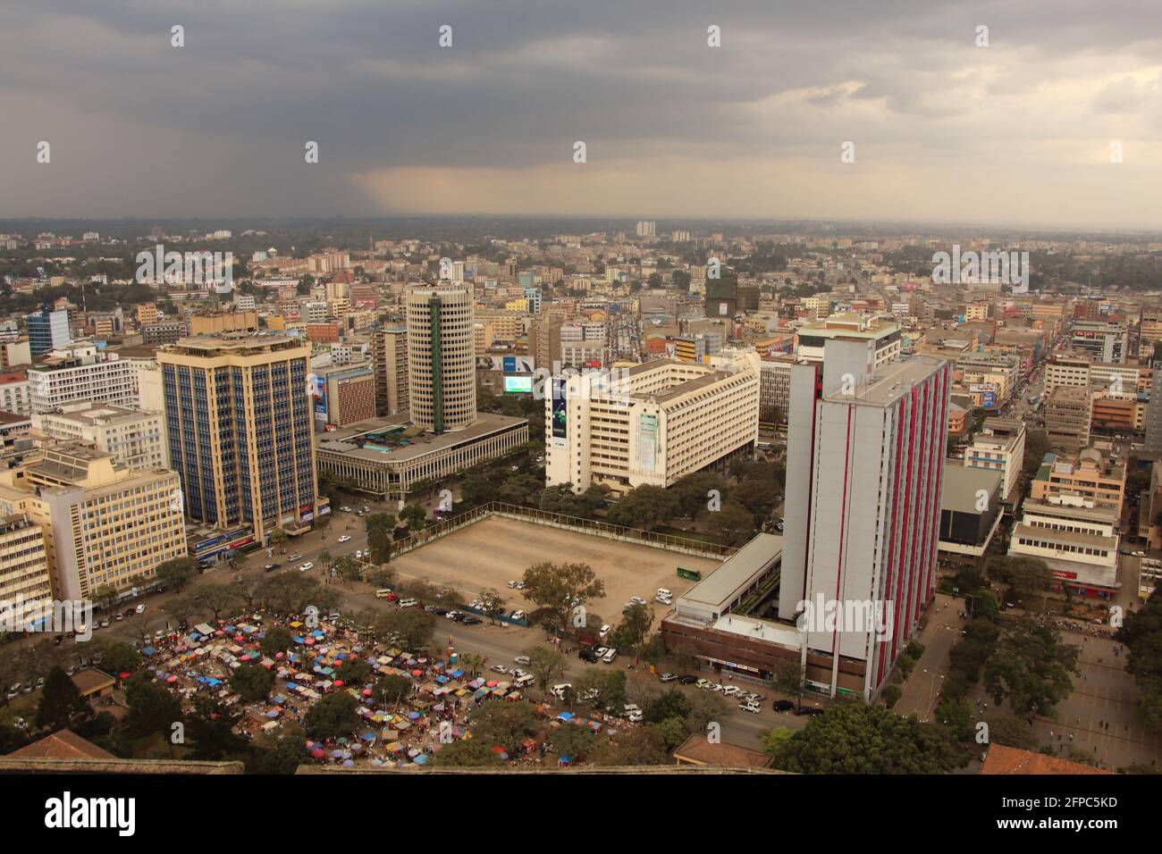 KENIA, NAIROBI - 29. Juli 2018: Blick vom Dach des Kenyatta International Convention Center in Richtung Central Business District Stockfoto