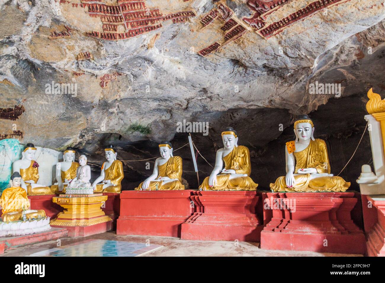 Buddha-Statuen in der Kawgun-Höhle in der Nähe von hPa an, Myanmar Stockfoto