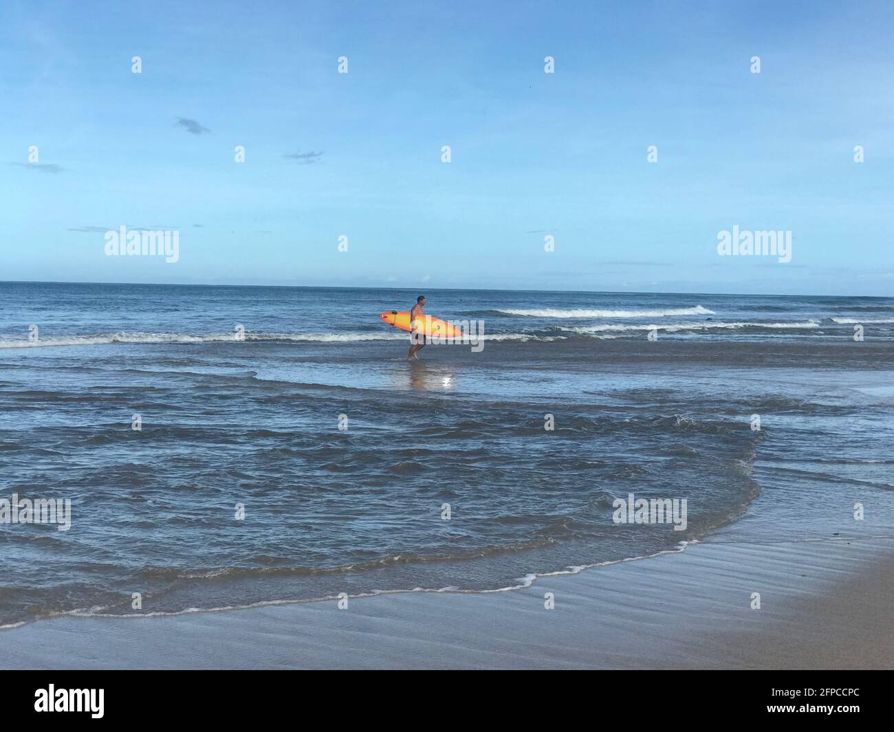Surfer am Strand in Tamarindo, Costa Rica Stockfoto