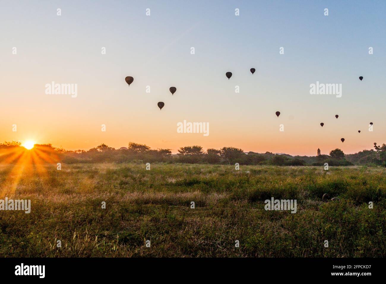 Silhouetten von Heißluftballons in Bagan, Myanmar Stockfoto