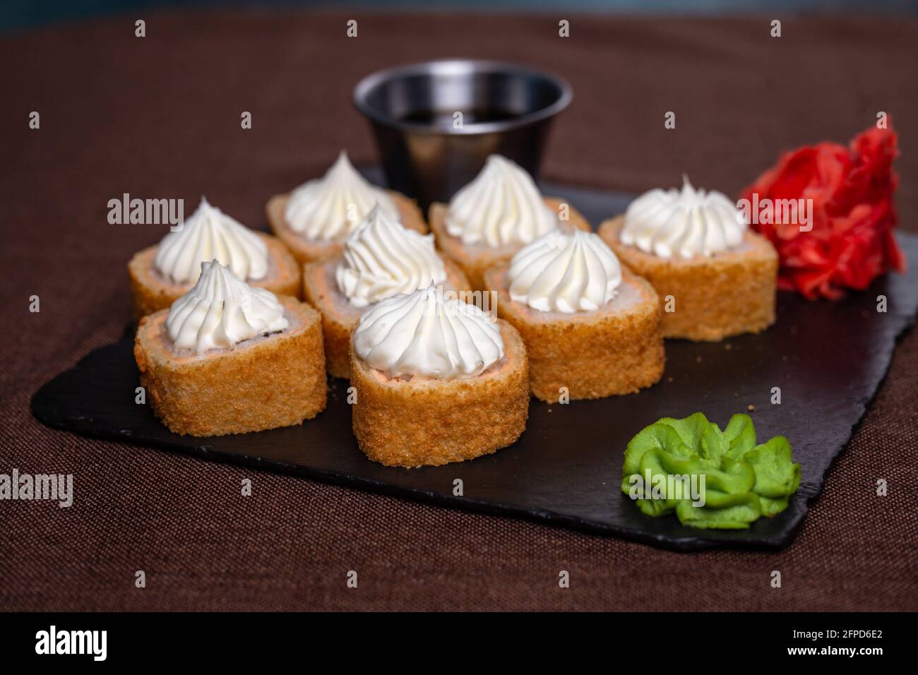 Gebackene Brötchen mit Garnelen, Sauce, Ingwer und Wasabi. Stockfoto