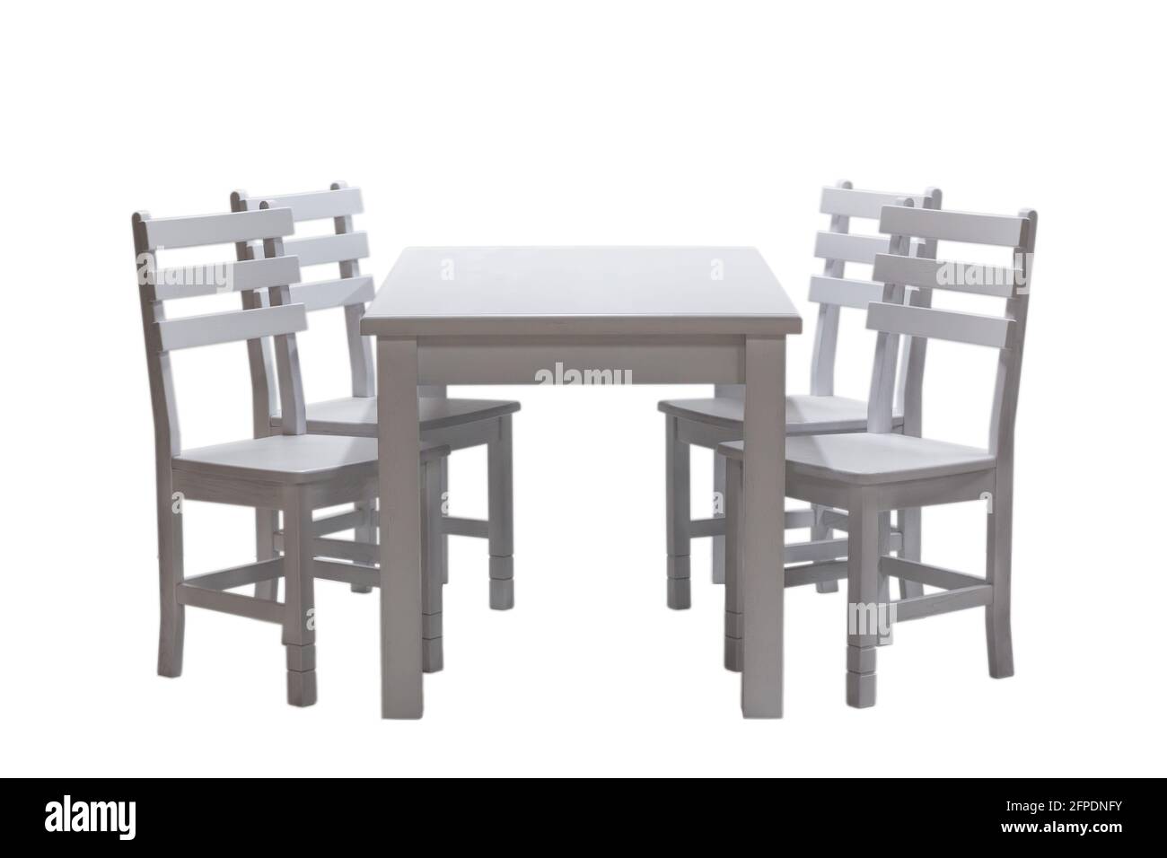 Weißer Tisch und vier Stühle für die Küche, isoliert auf weißem Hintergrund, Vorderansicht. Klassische Möbel aus Naturholz. Stockfoto