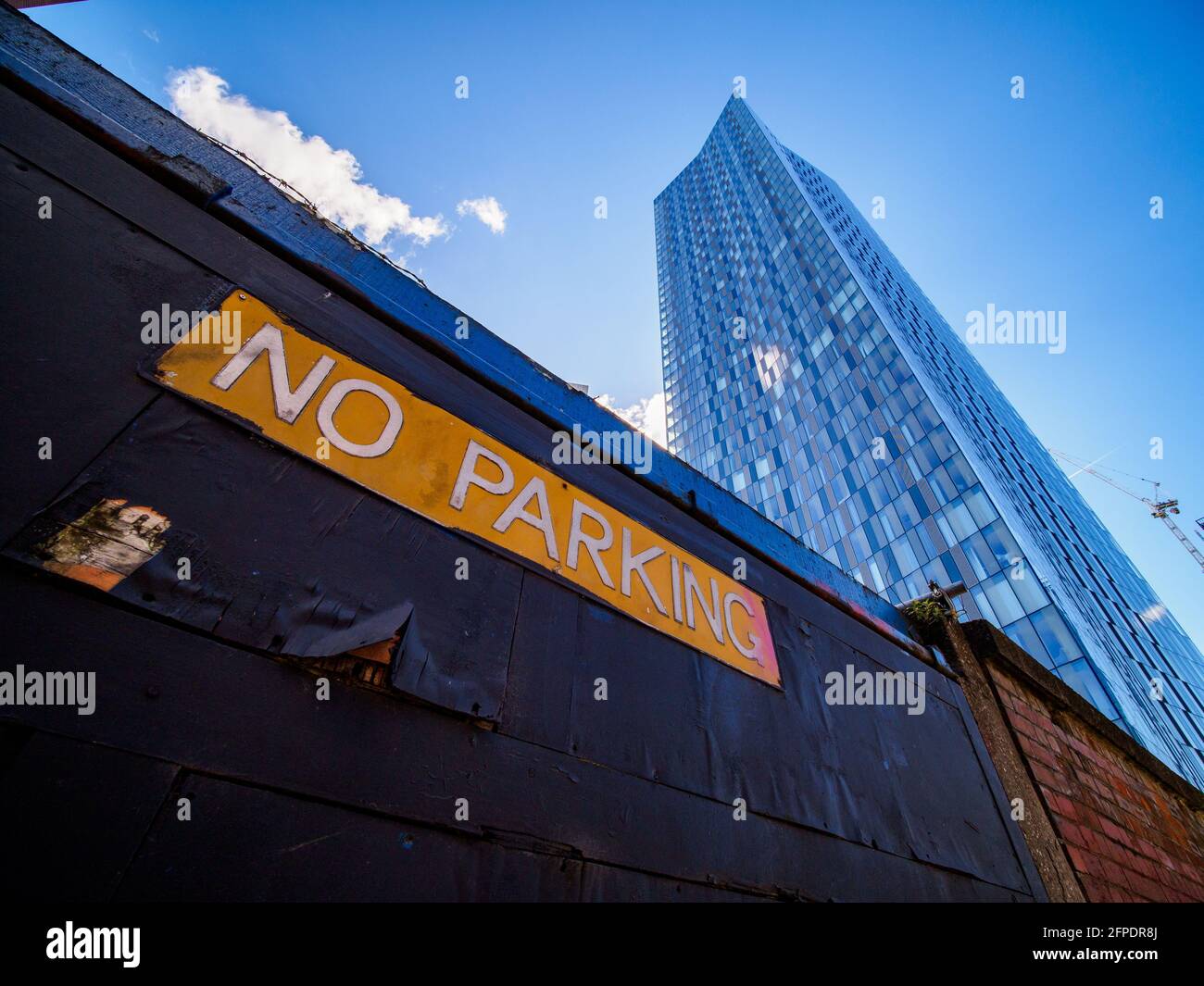Altes Schild ohne Parkplatz unter dem modernen Hochhimmel-Schabrapper-Gebäude Stockfoto