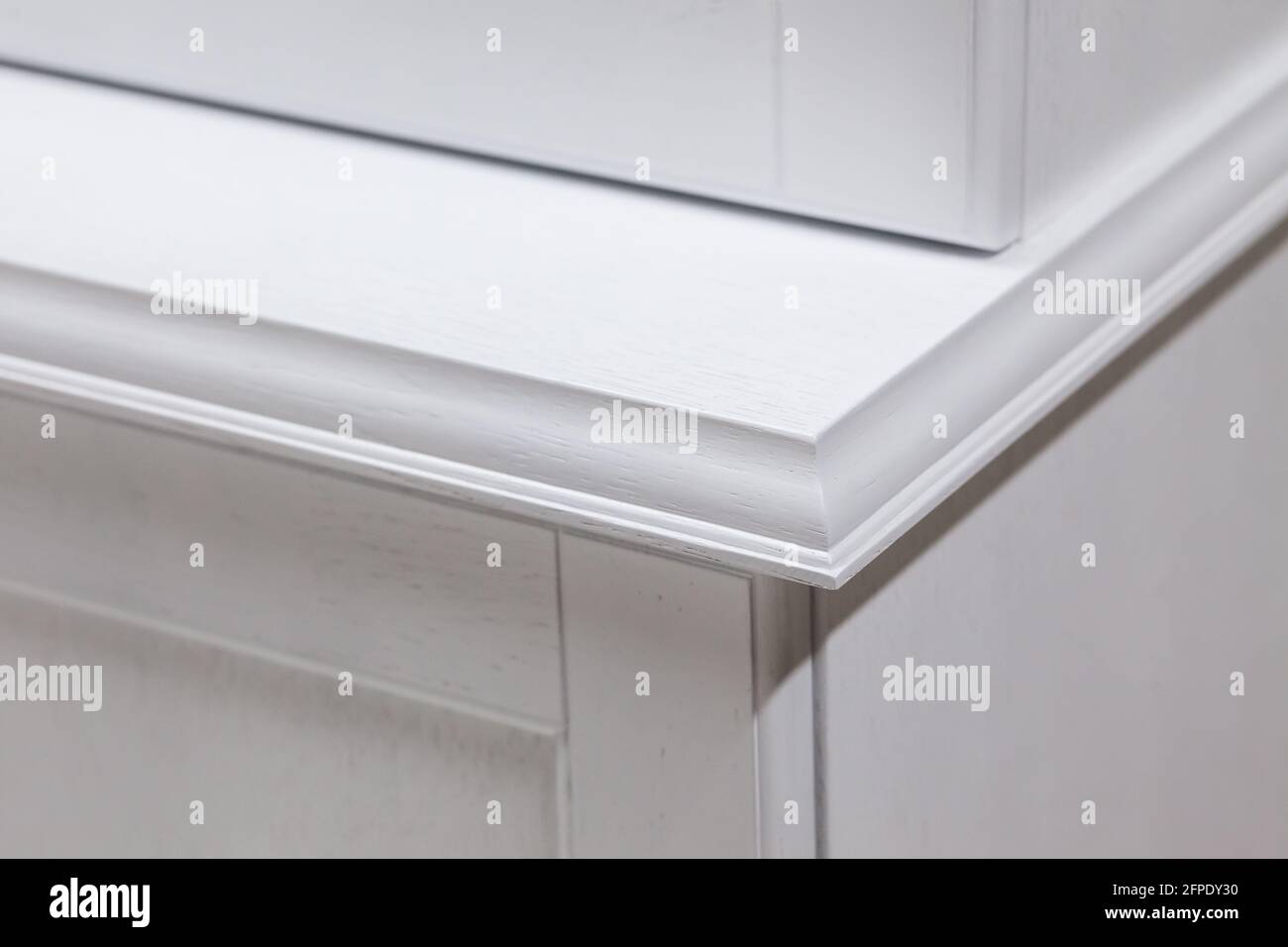 Close-up Ecke der weißen modernen Küchenschrank Tischplatte. Stockfoto