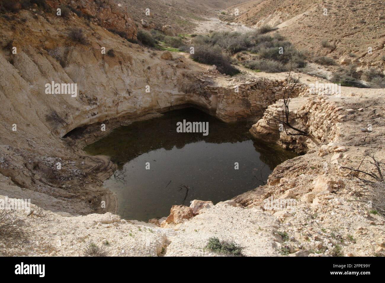 Antikes Wasserreservoir das vor 3000 Jahren von den alten Israeliten für die landwirtschaftliche Nutzung erbaute Sturzfluten füllte das trockene Flussbett der Wüste mit Wasser. Stockfoto