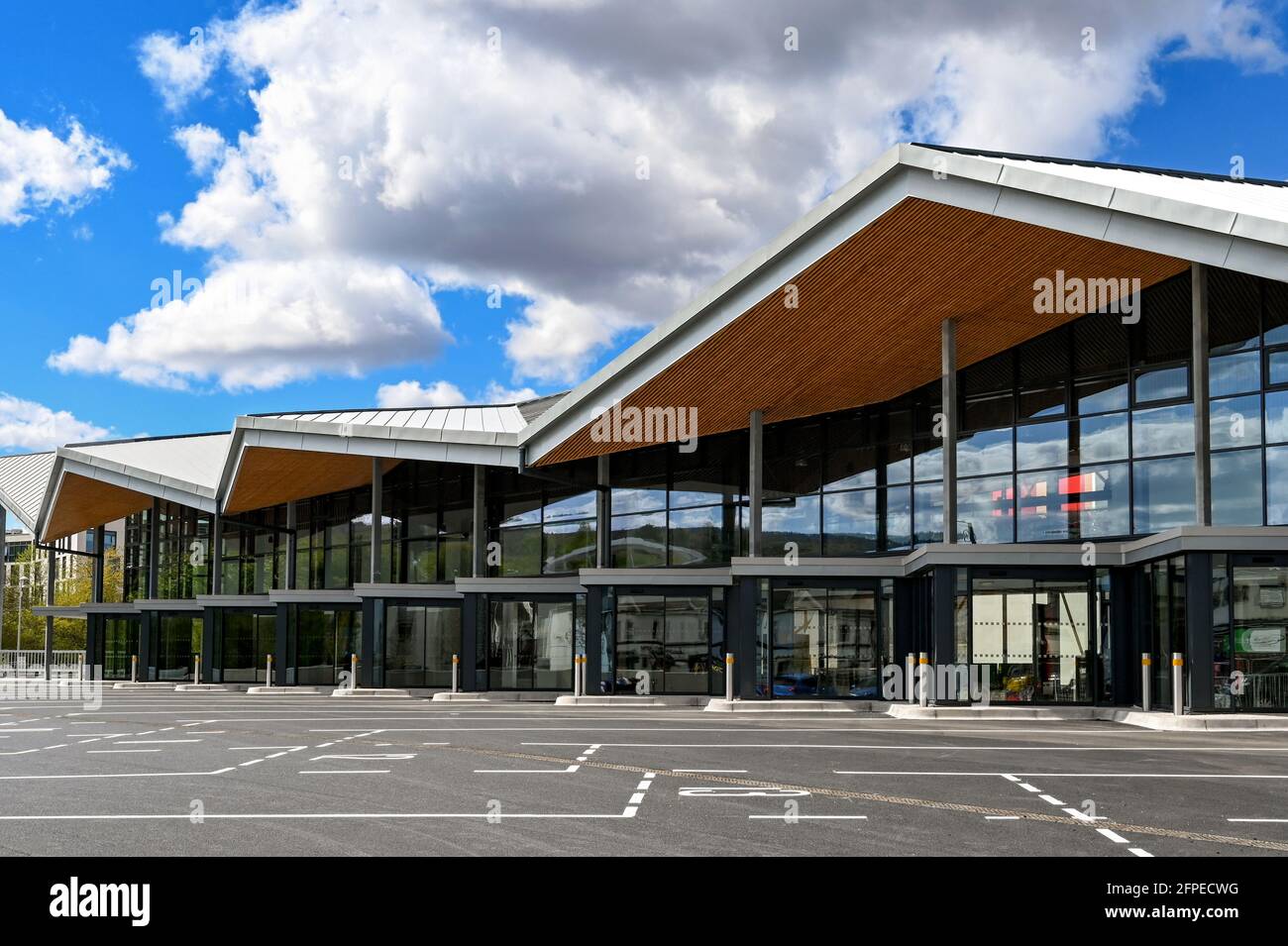 Merthyr Tydfil, Wales - Mai 2021: Außenansicht des neuen Busbahnhofs im Stadtzentrum von Merthyr Tydfil. Stockfoto