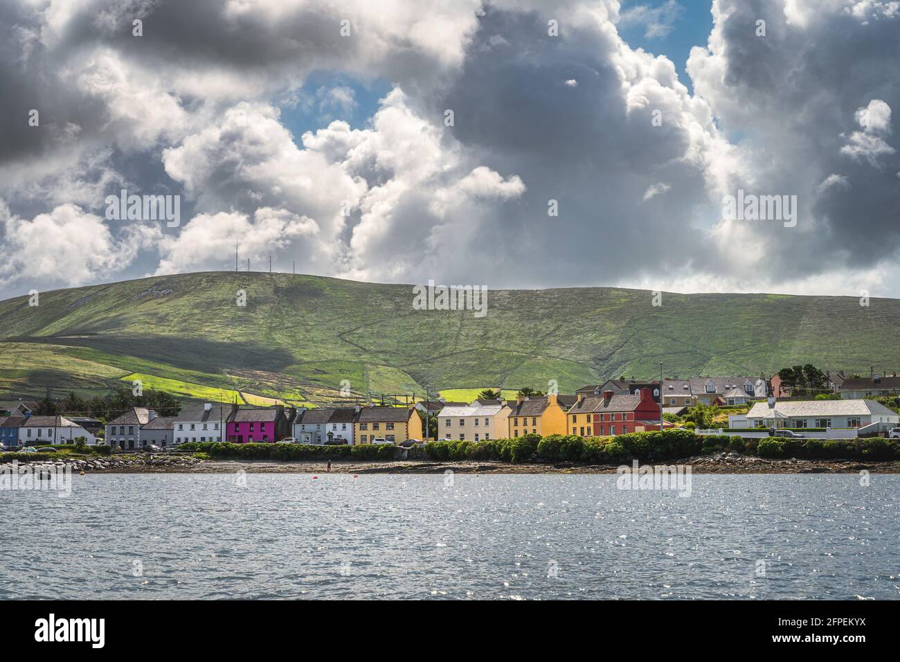 Bunte Häuser in Portmagee Dorf, Blick vom Meer, am Rande des Atlantischen Ozeans, Ring of Kerry, Wild Atlantic Way, Irland Stockfoto