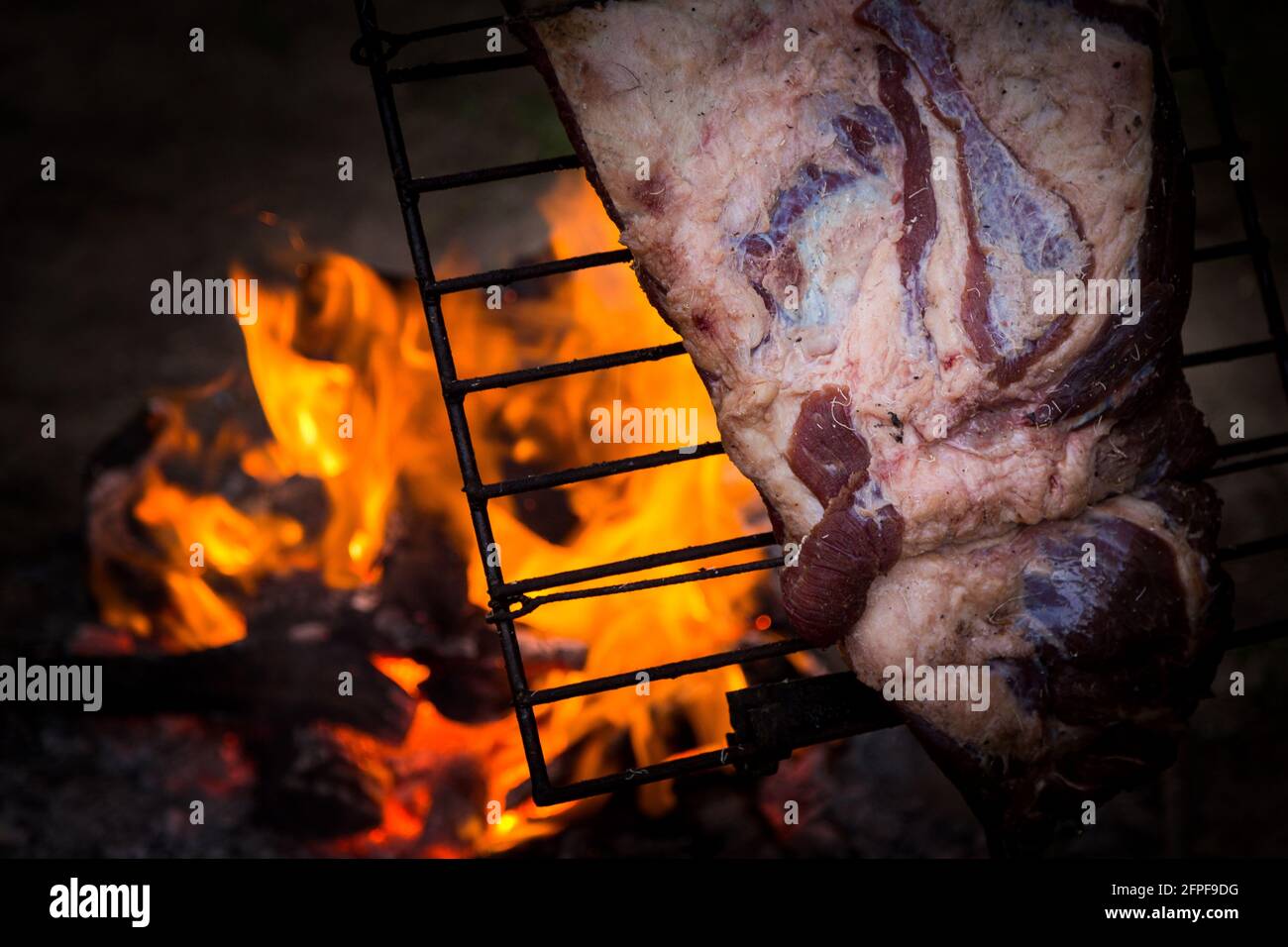 Fleisch auf dem Spieß oder Asado auf dem Scheiterhaufen. Bbq. Auf den Kohlen grillen. Traditionelles argentinisches Barbecue. Stockfoto