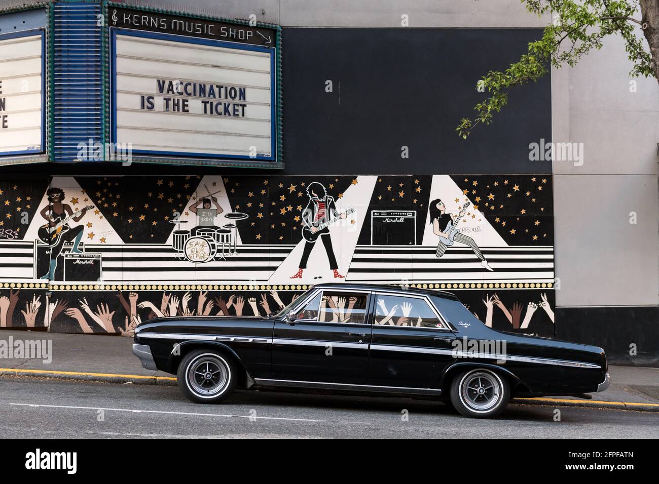 Seattle, USA. Mai 2021. Spät am Tag ein alter Buick Skylark in der Showbox mit einer Impfmeldung während Covid. Stockfoto