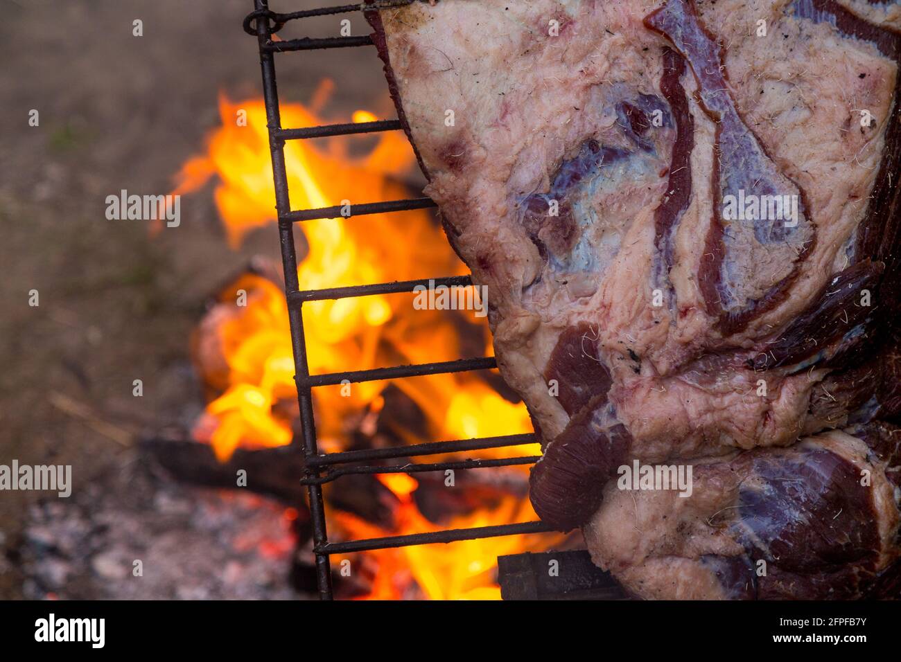 Fleisch auf dem Spieß oder Asado auf dem Scheiterhaufen. Bbq. Auf den Kohlen grillen. Traditionelles argentinisches Barbecue. Stockfoto