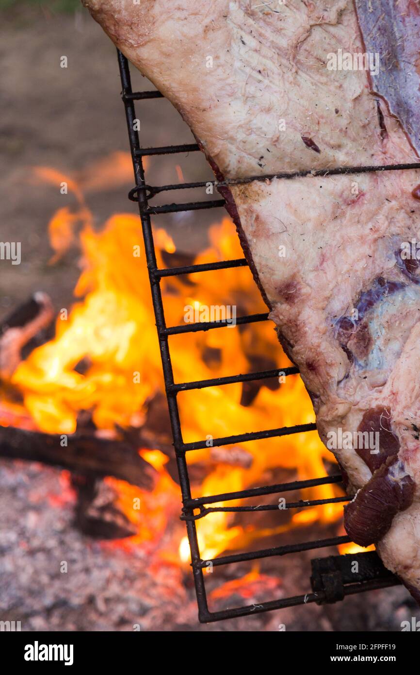 Fleisch auf dem Spieß oder Asado auf dem Scheiterhaufen. Bbq. Auf den Kohlen grillen. Traditionelles argentinisches Barbecue. Stockfoto