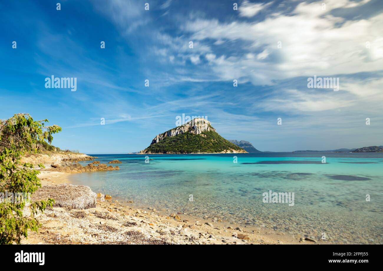 Sonniger Blick auf die Insel Figarolo, die an einem sonnigen Tag von einem türkisfarbenen Wasser umspült wird. Stockfoto