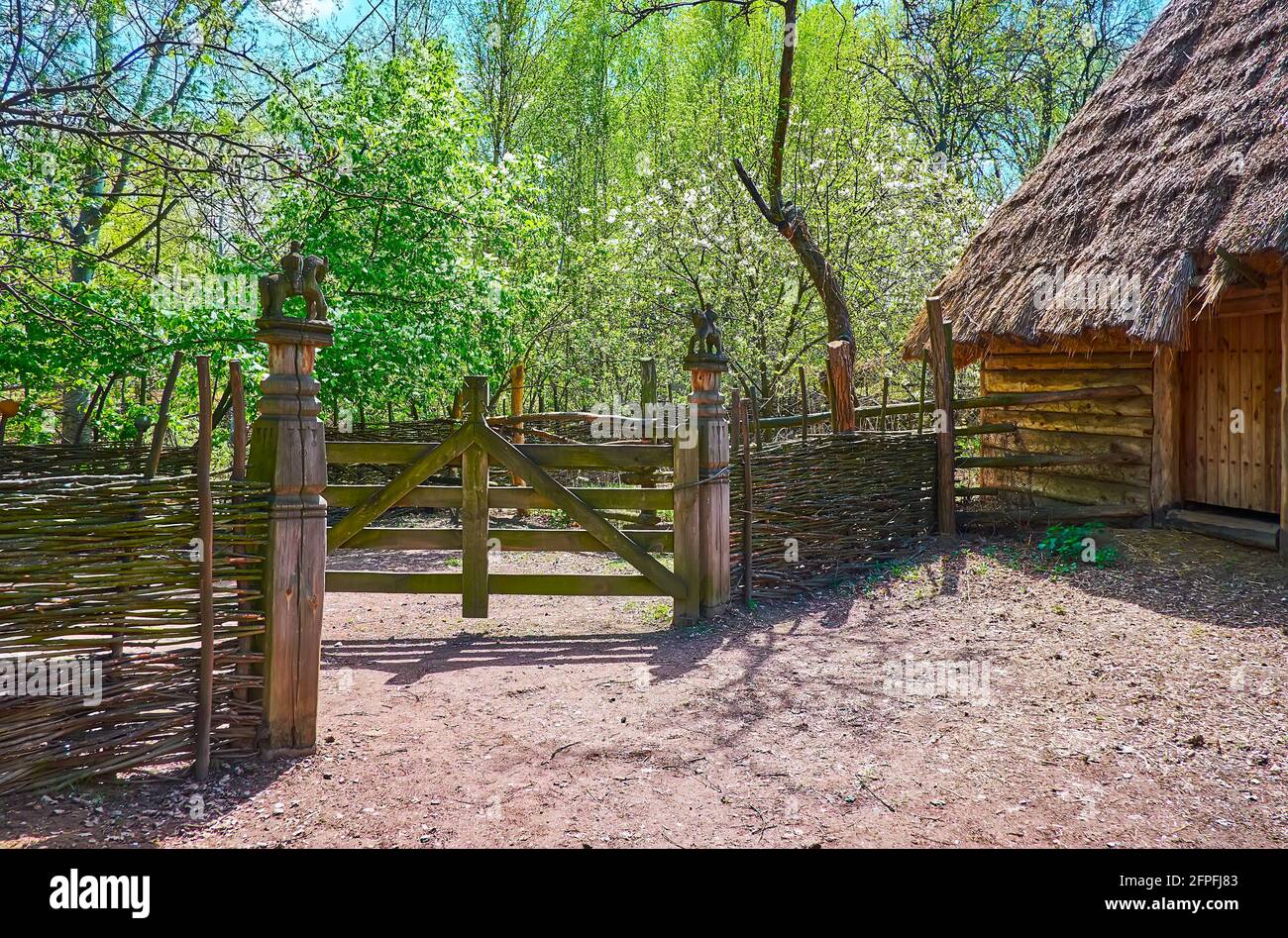 Der Weidenzaun und das Holzdickicht des alten Schmiedehauses auf dem Gelände des Kosakendorfes Mamajeva Sloboda Scansen, Kiew, Ukraine Stockfoto