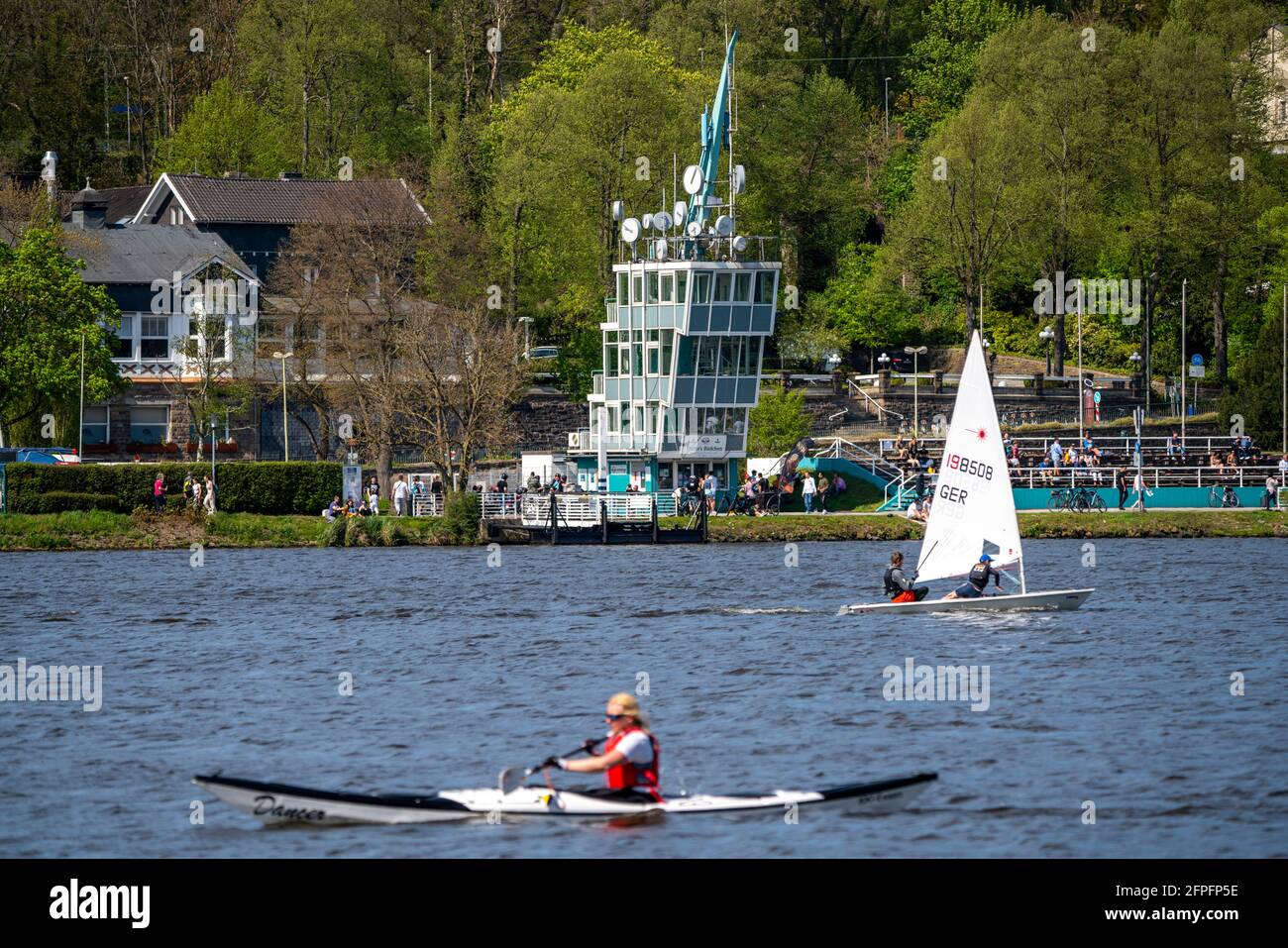 Baldeney-See in Essen, Stausee des Ruhrgebiets, Segelboot vor dem Regatta-Turm, Essen, NRW, Deutschland Stockfoto