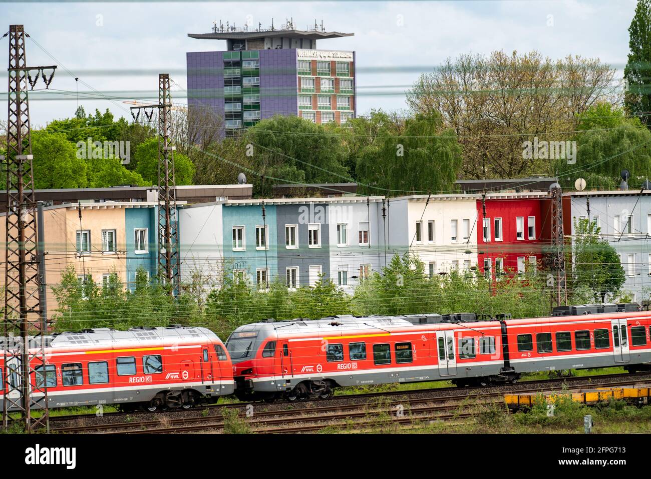Bahnstrecke in Oberhausen, Regionalzug, Regionalexpress, Abfahrt Oberhausen Hauptbahnhof, Richtung Osten, NRW, Deutschland, Stockfoto