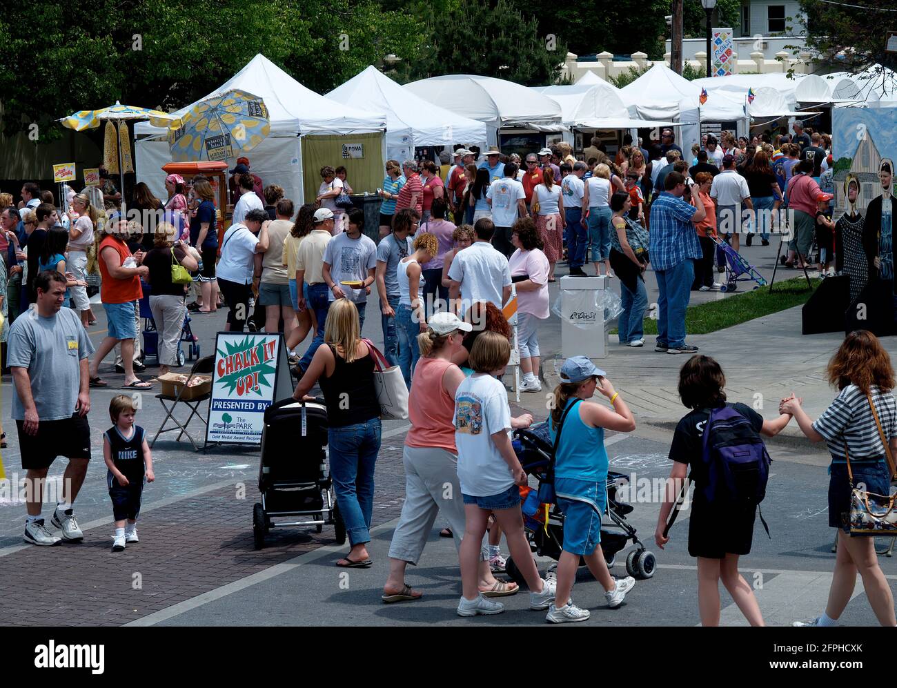 Während des jährlichen Frühjahrs-Arts-Fests in Springfield, Missouri, schlängeln sich Menschenmassen entlang der historischen Walnut Street. Stockfoto