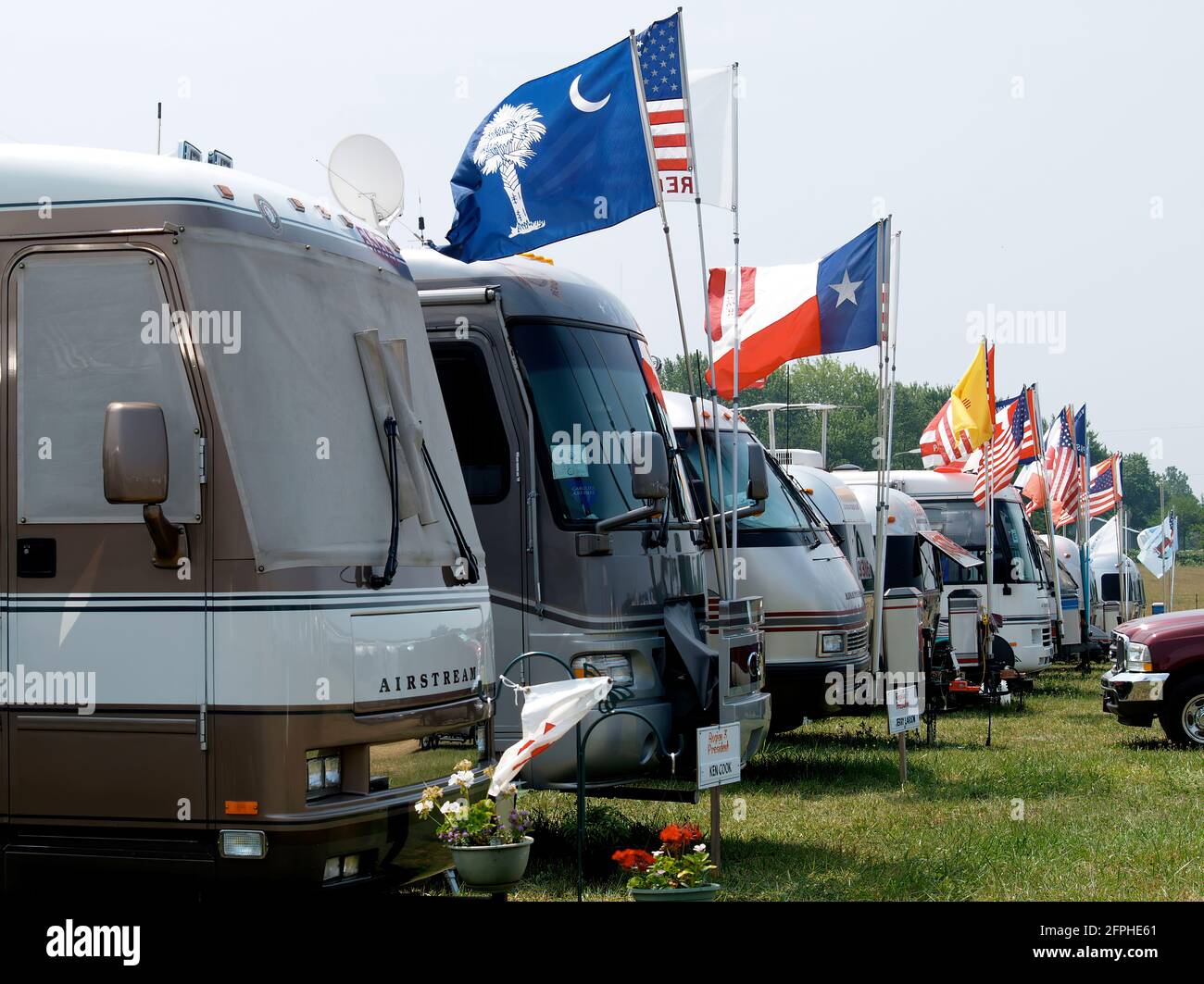 Flaggen sind ein dominantes Merkmal bei einer Airstream-Rallye. Diese befindet sich im Juni 2005 in Springfield, Missouri Stockfoto