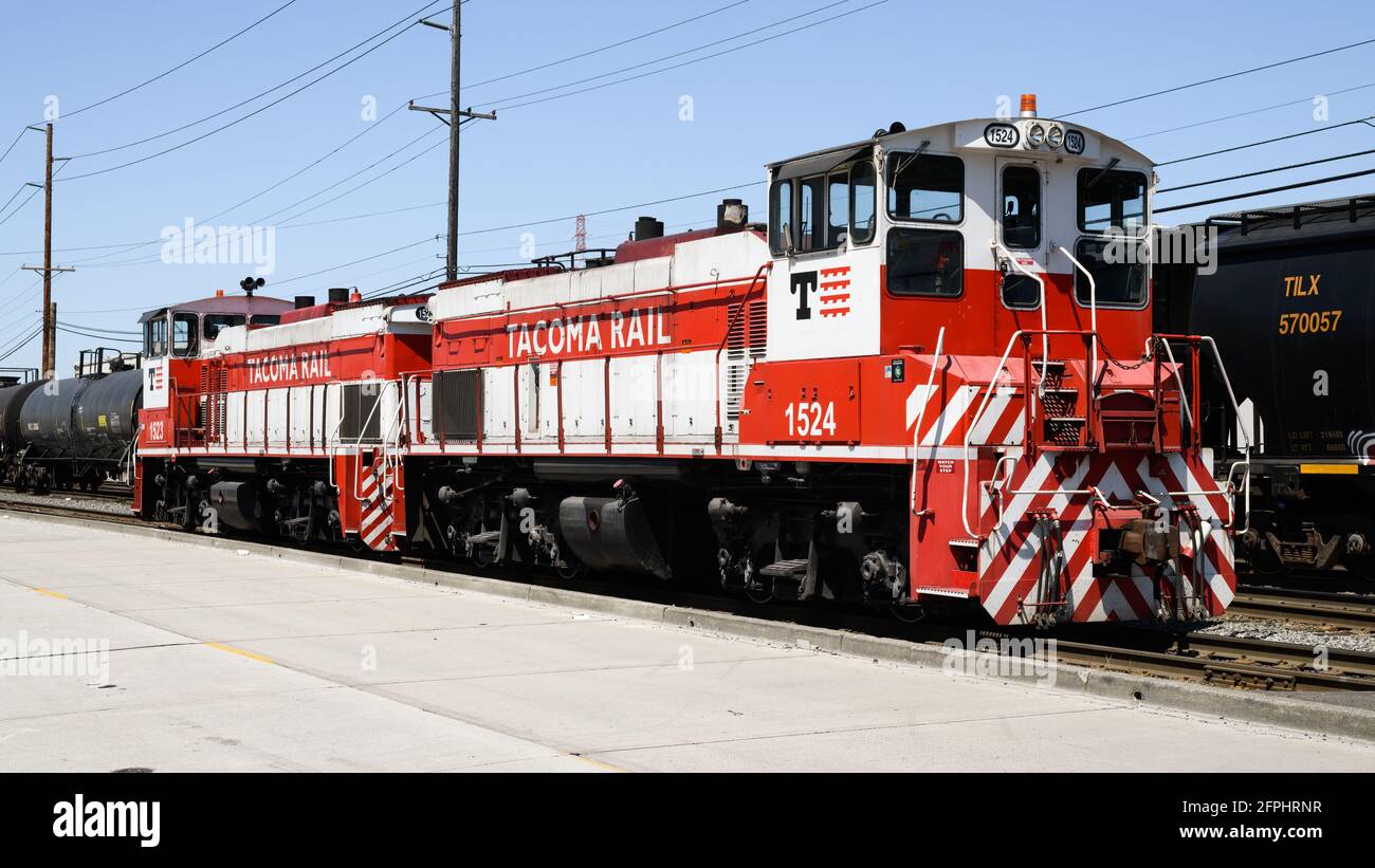 Tacoma, WA, USA - 16. Mai 2021; EIN Paar Tacoma Rail-Triebwerke sitzen im Leerlauf im Hafen von Tacoma, sie sind in einer sichtbaren rot-weißen Lackierung lackiert Stockfoto