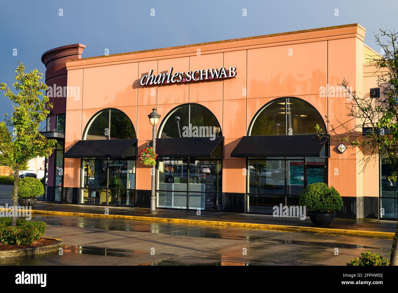 Redmond, WA, USA - 20. Mai 2021; Redmond-Büro des Finanzgeschäfts von Charles Schwab im Bella Bottega Shopping Center nach einem Regensturm Stockfoto