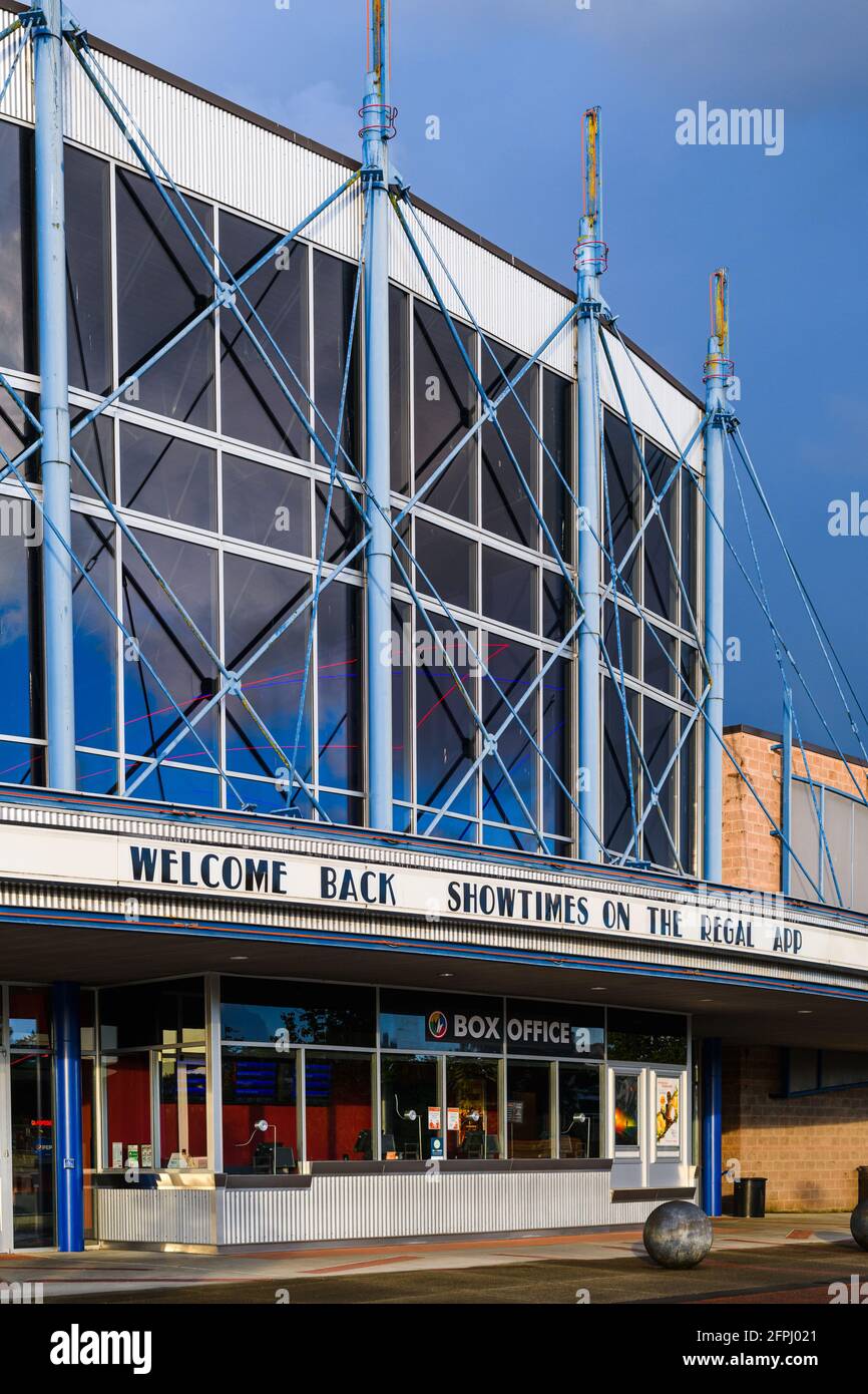 Redmond, WA, USA - 20. Mai 2021; Vertikale Ansicht des Regal Kinos im Bella Bottega Einkaufszentrum in der Innenstadt von Redmond mit Welcome Back Schild Stockfoto