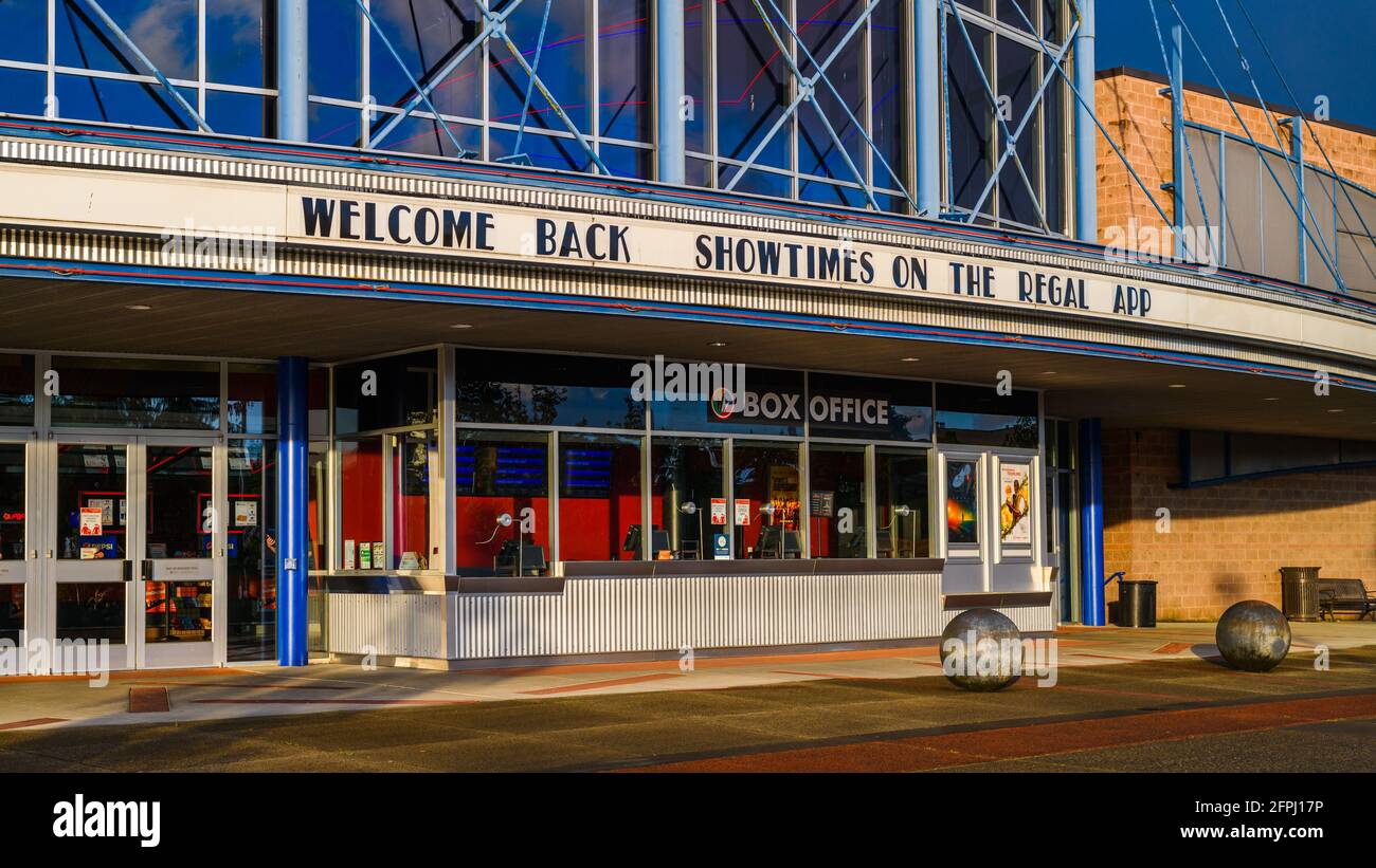 Redmond, WA, USA - 20. Mai 2021; Regal-Kino im Bella Bottega Shopping Center in der Innenstadt von Redmond mit einem Willkommensschild zur Wiedereröffnung Stockfoto