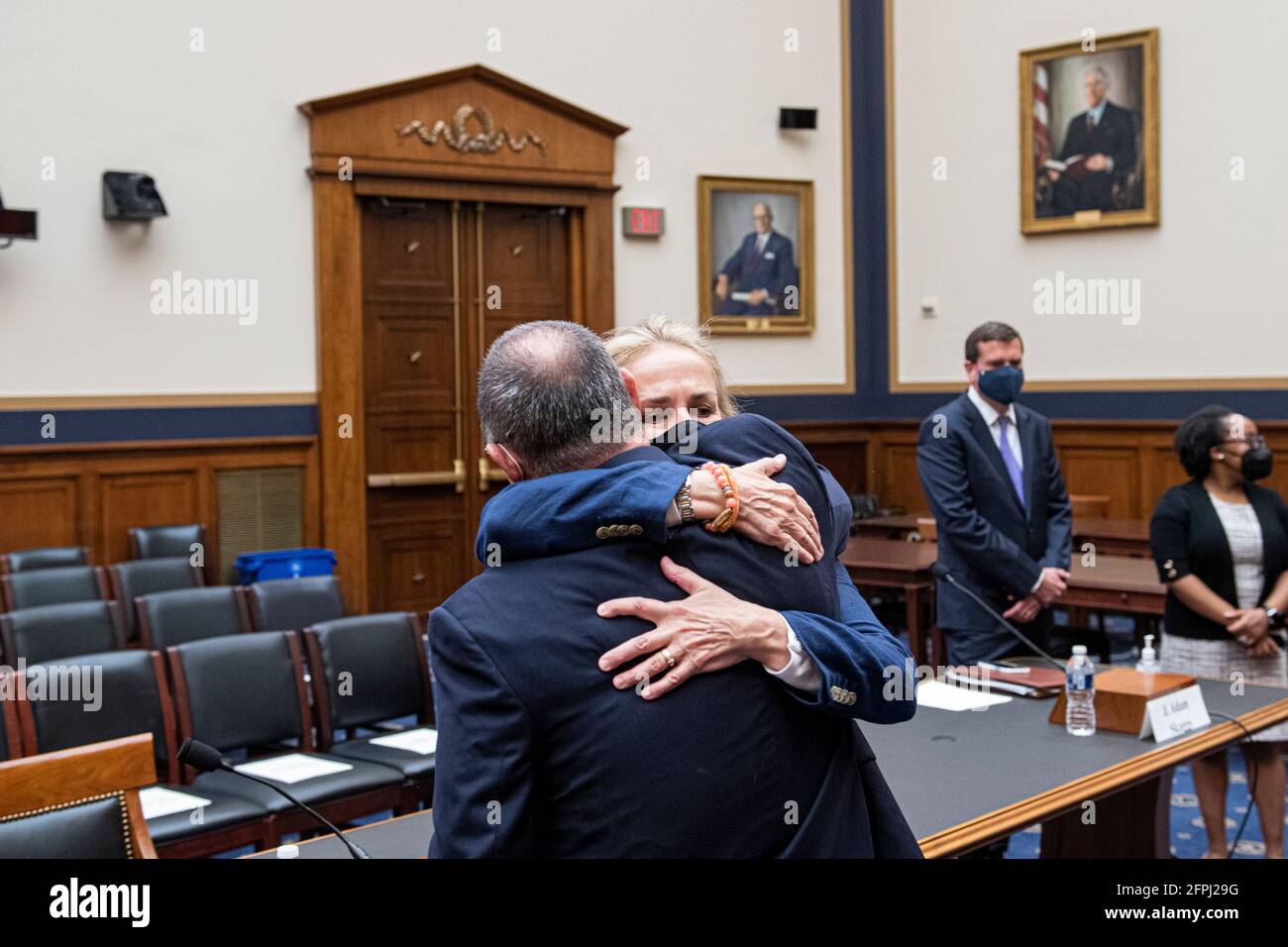 Washington, Vereinigte Staaten Von Amerika. Mai 2021. Madeleine Dean (Demokratin von Pennsylvania), die Vertreterin der Vereinigten Staaten, umarmt Fred Guttenberg, den Autor und Gun Safety Advocate A, der vor einem Parlamentsausschuss für Justiz, Verbrechen, Terrorismus und innere Sicherheit in der Anhörung „eine unendliche Krise: Essential Steps to Reducing Gun Violence and Mass Shootings“ im Bürogebäude des Rayburn House in Washington, DC, Donnerstag, 20. Mai 2021. Quelle: Rod Lampey/CNP/Sipa USA Quelle: SIPA USA/Alamy Live News Stockfoto