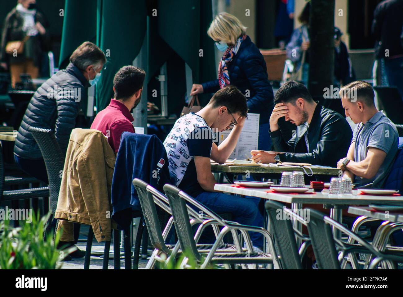 Reims Frankreich 20. Mai 2021 die Franzosen essen wieder frei auf den Terrassen der Restaurants, die nach der 6 Monate lang geschlossen geblieben sind Stockfoto