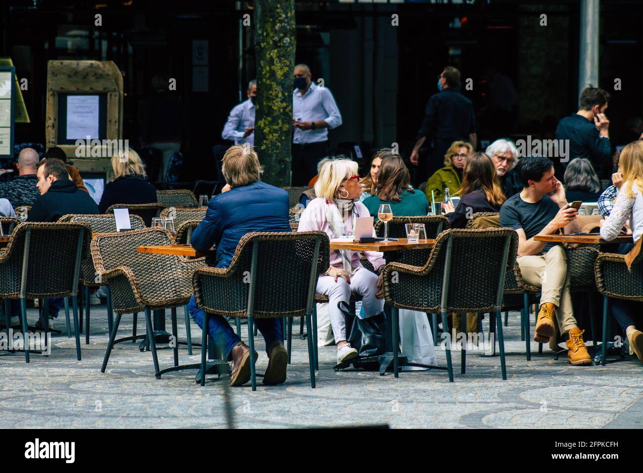 Reims Frankreich 20. Mai 2021 die Franzosen essen wieder frei auf den Terrassen der Restaurants, die nach der 6 Monate lang geschlossen geblieben sind Stockfoto