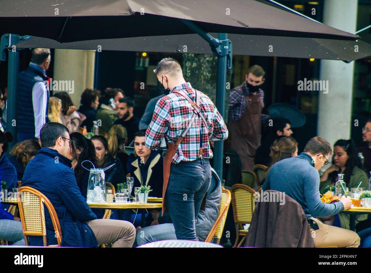 Reims Frankreich 20. Mai 2021 die Franzosen essen wieder frei auf den Terrassen der Restaurants, die nach der 6 Monate lang geschlossen geblieben sind Stockfoto