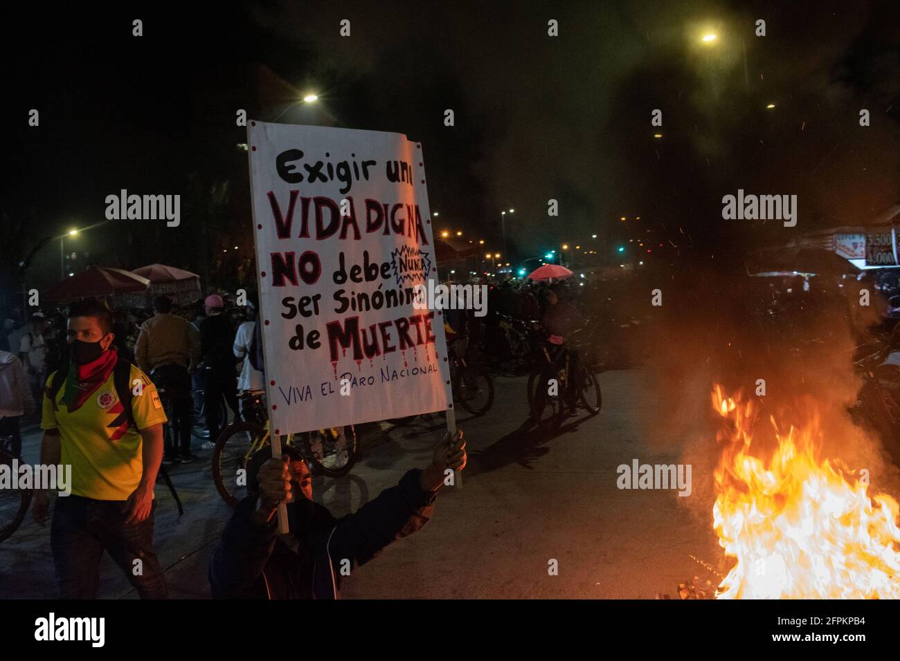 Die Demonstrationen in Bogota nehmen am 20. Mai 2021 im Rahmen eines nationalen Streiks in Kolumbien gegen die Steuerreform und die Regierung von Ivan Duque zu. Stockfoto