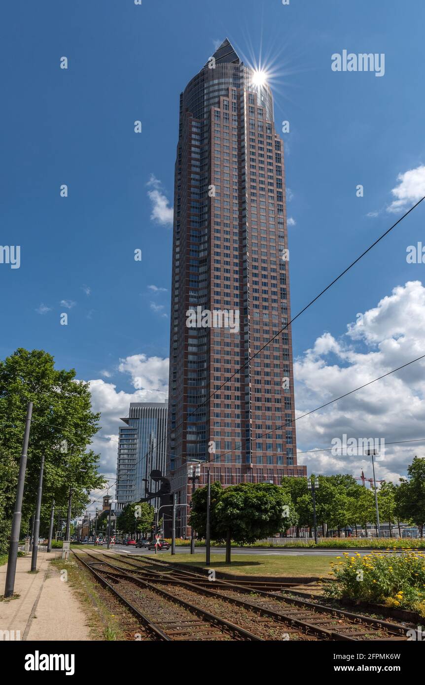 Hamming man Skulptur vor dem Messeturm Wolkenkratzer, Frankfurt, Deutschland Stockfoto