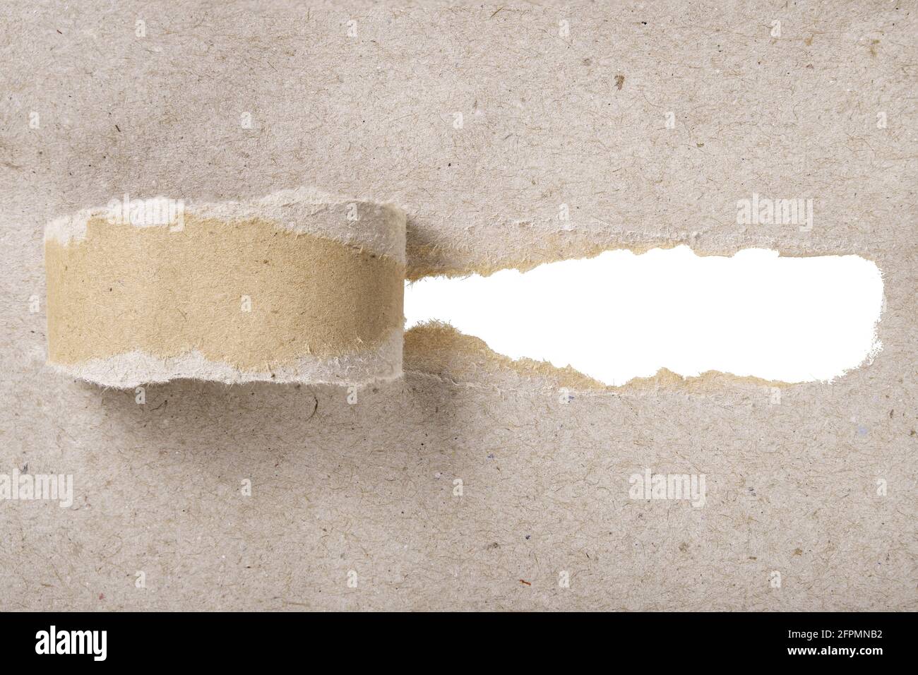 Der zerrissene Teil des Papiers aus einem glatten grauen Blatt. Ein Stück Papier abgerissen. Isolierter Hintergrund. Stockfoto