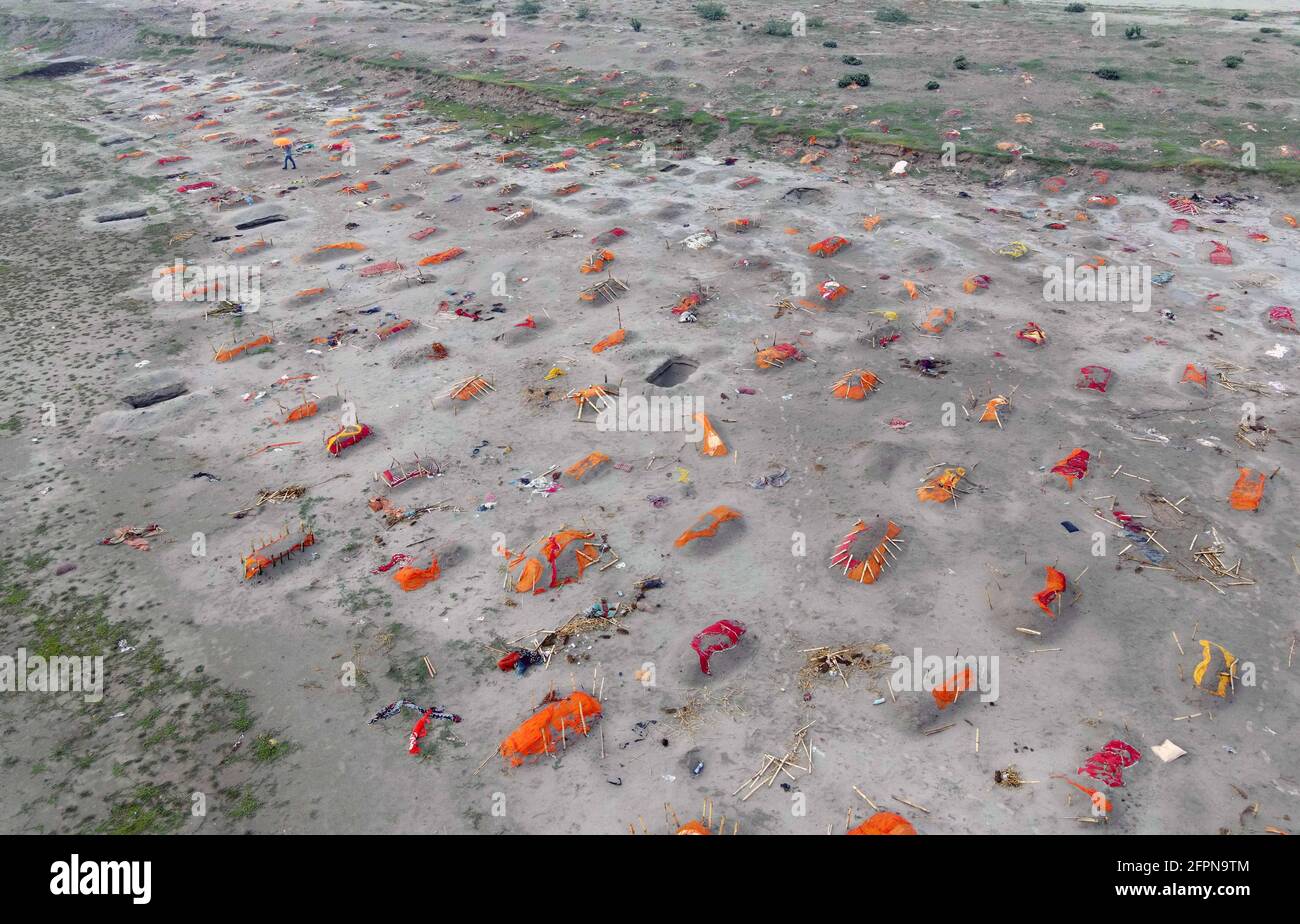 Prayagraj, Uttar Pradesh, Indien. Mai 2021. Eine Luftaufnahme von flachen Gräbern, die mit Safrankleidung bedeckt sind, in der Nähe eines Krematoriums am Ufer des Ganges im Dorf Shringverpur, etwa 40 km von Prayagraj entfernt, am Donnerstag. Quelle: Prabhat Kumar Verma/ZUMA Wire/Alamy Live News Stockfoto