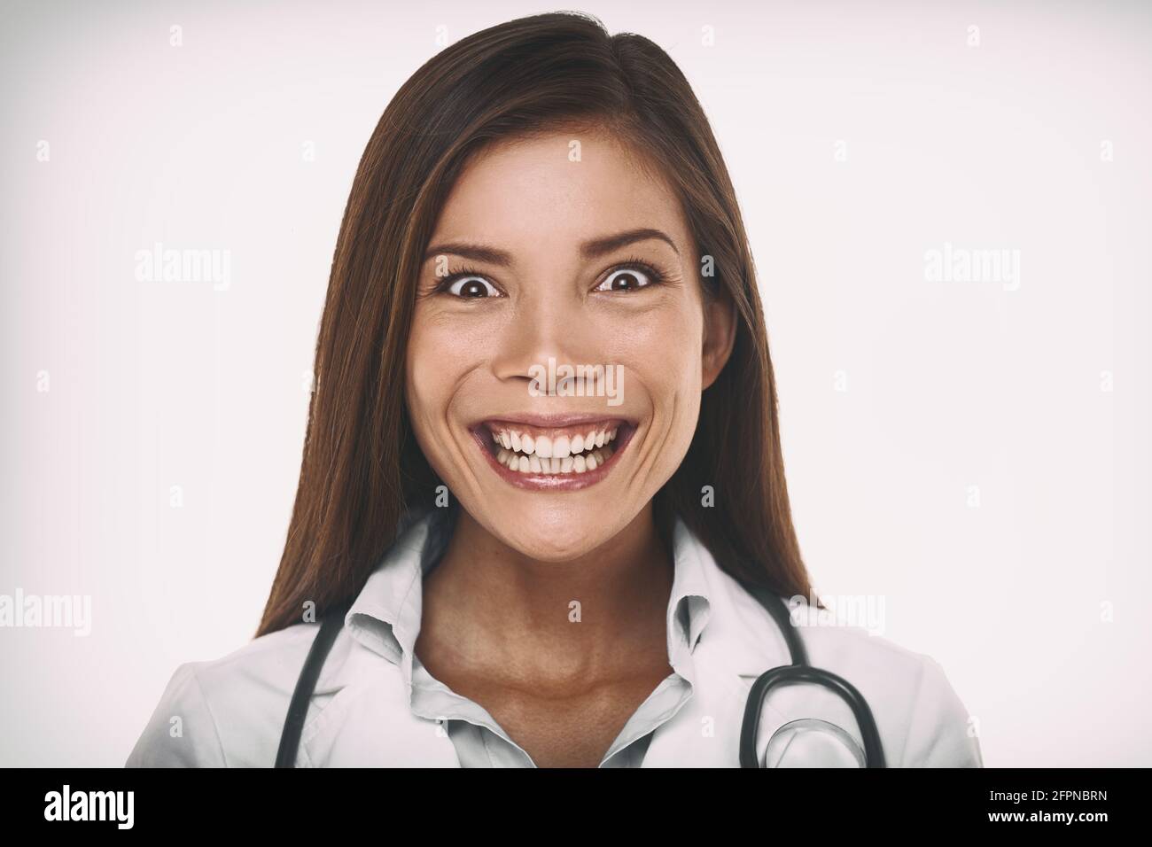Böses Lächeln bedeutet Psychopath Arzt Konzept. Unheimlich verrückt asiatische professionelle Porträt Frau lächelt mit einem böswilligen Lachen verrückt aussehen. Stockfoto