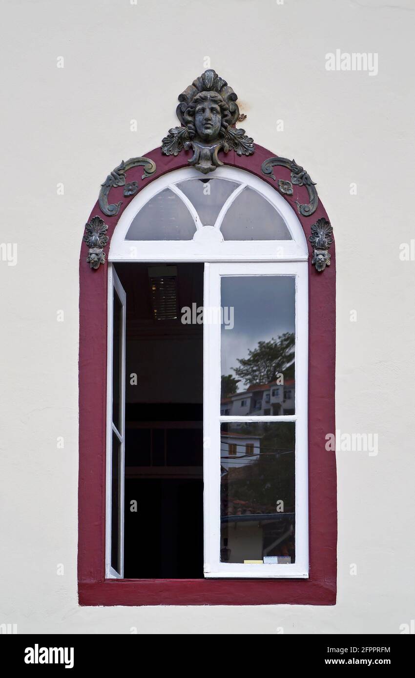 Altes Barockfenster in der historischen Stadt Ouro Preto, Brasilien Stockfoto