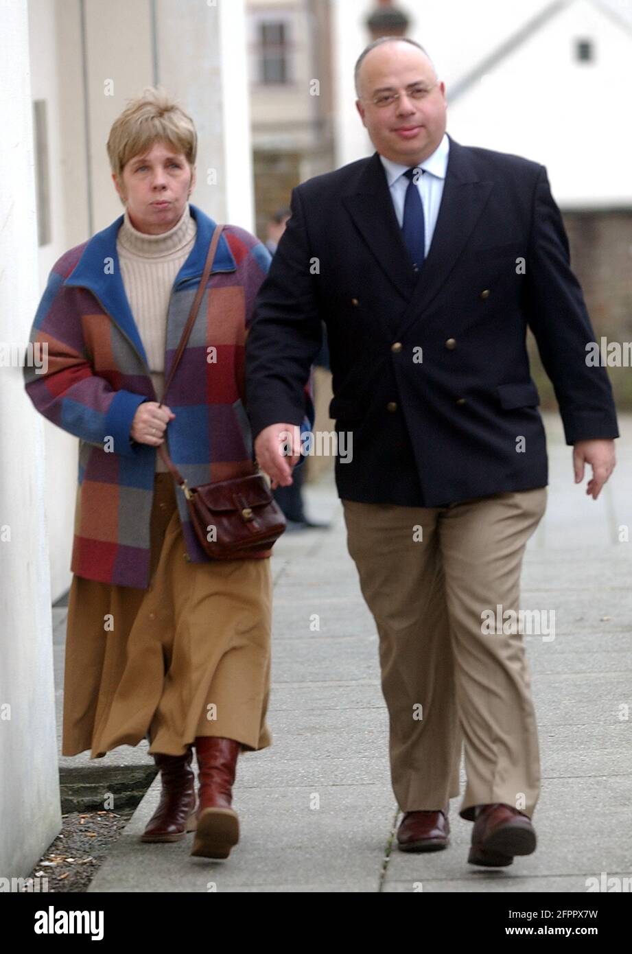 Tom herman, kommandant des Hafenamts von queens, verlässt das Gericht von fareham mit seiner Frau amanda. Foto mike Walker, 2005 Stockfoto