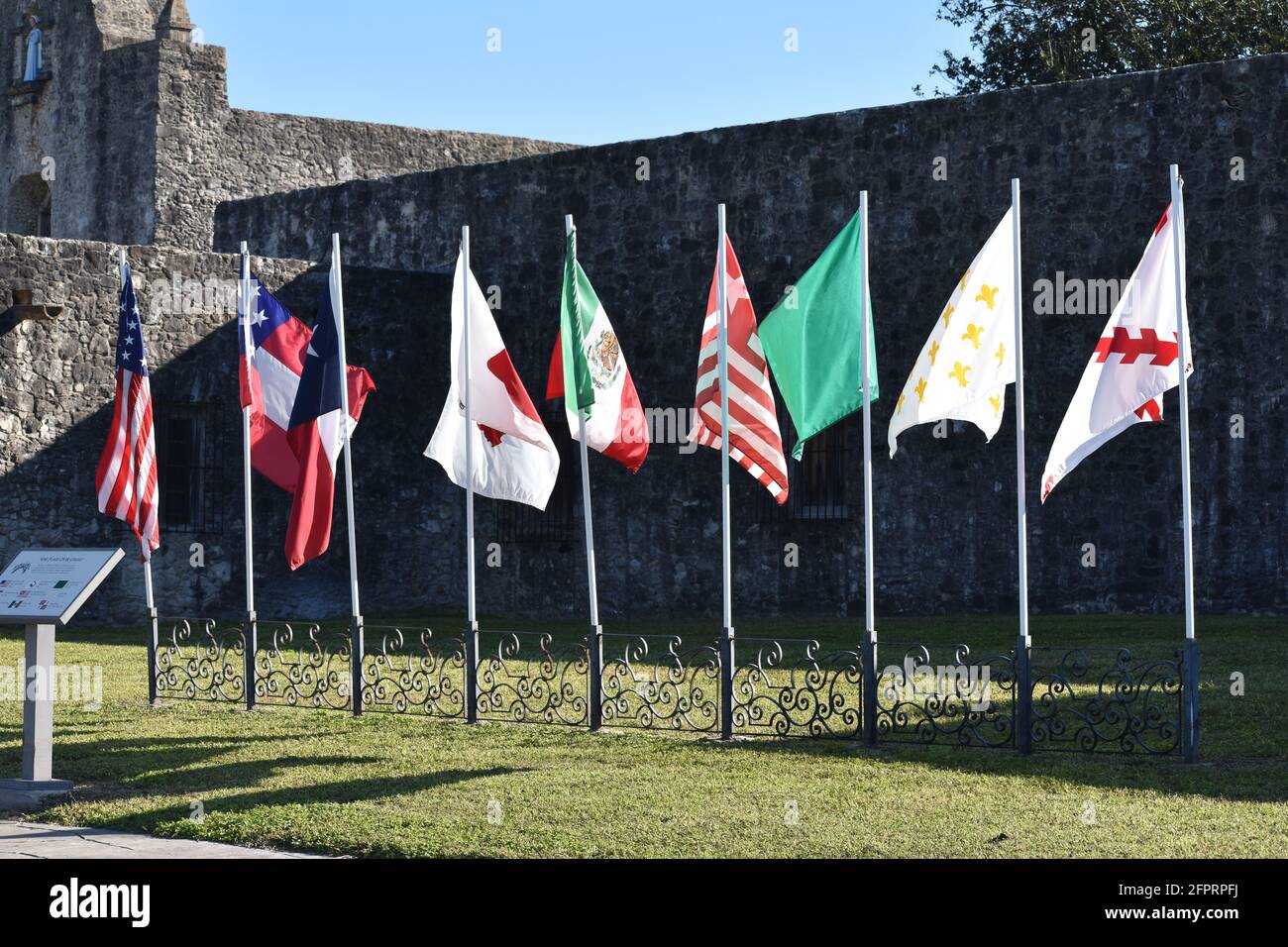Neun Flaggen, die über Presidio La Bahia in Goliad Texas flogen Stockfoto