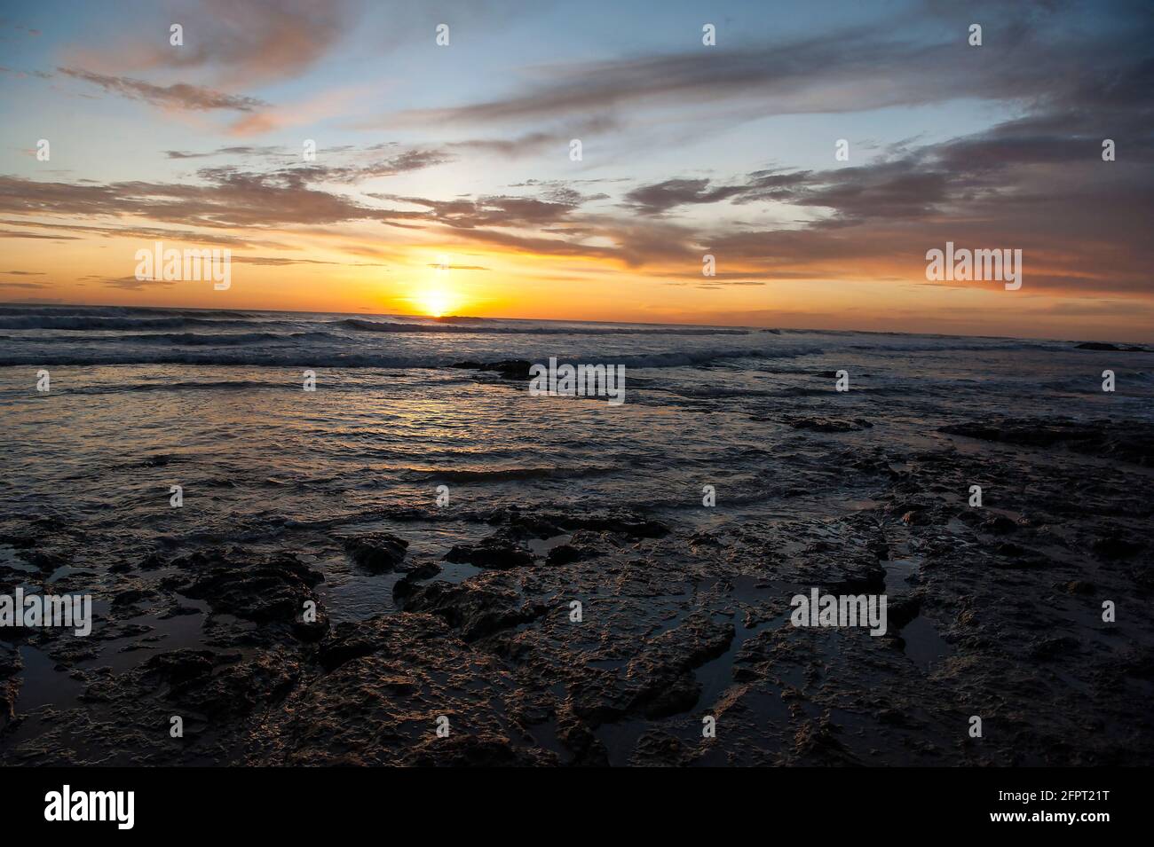 Farbenprächtiger Sonnenuntergang über dem Strand in Costa Rica Stockfoto