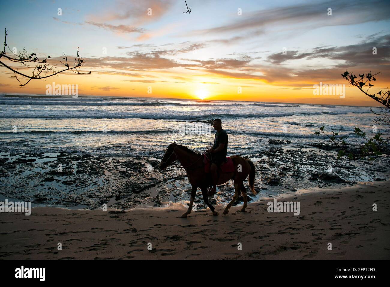 Reiten am Strand in Costa Rica Stockfoto