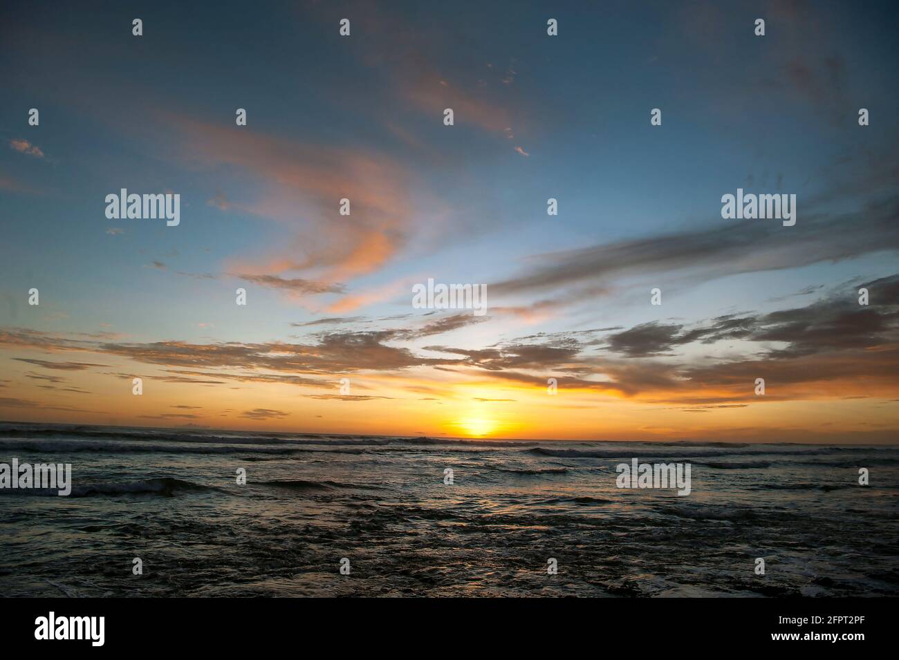 Farbenprächtiger Sonnenuntergang über dem Meer in Costa Rica Stockfoto