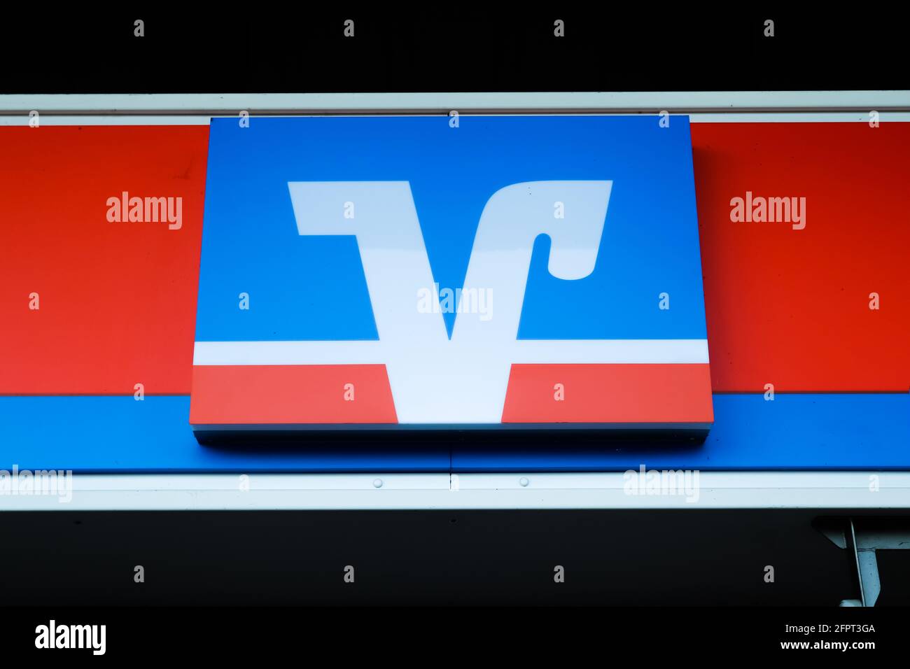 Hauptgebäude mit Logos der europäischen VR-Bank Money institut Stockfoto